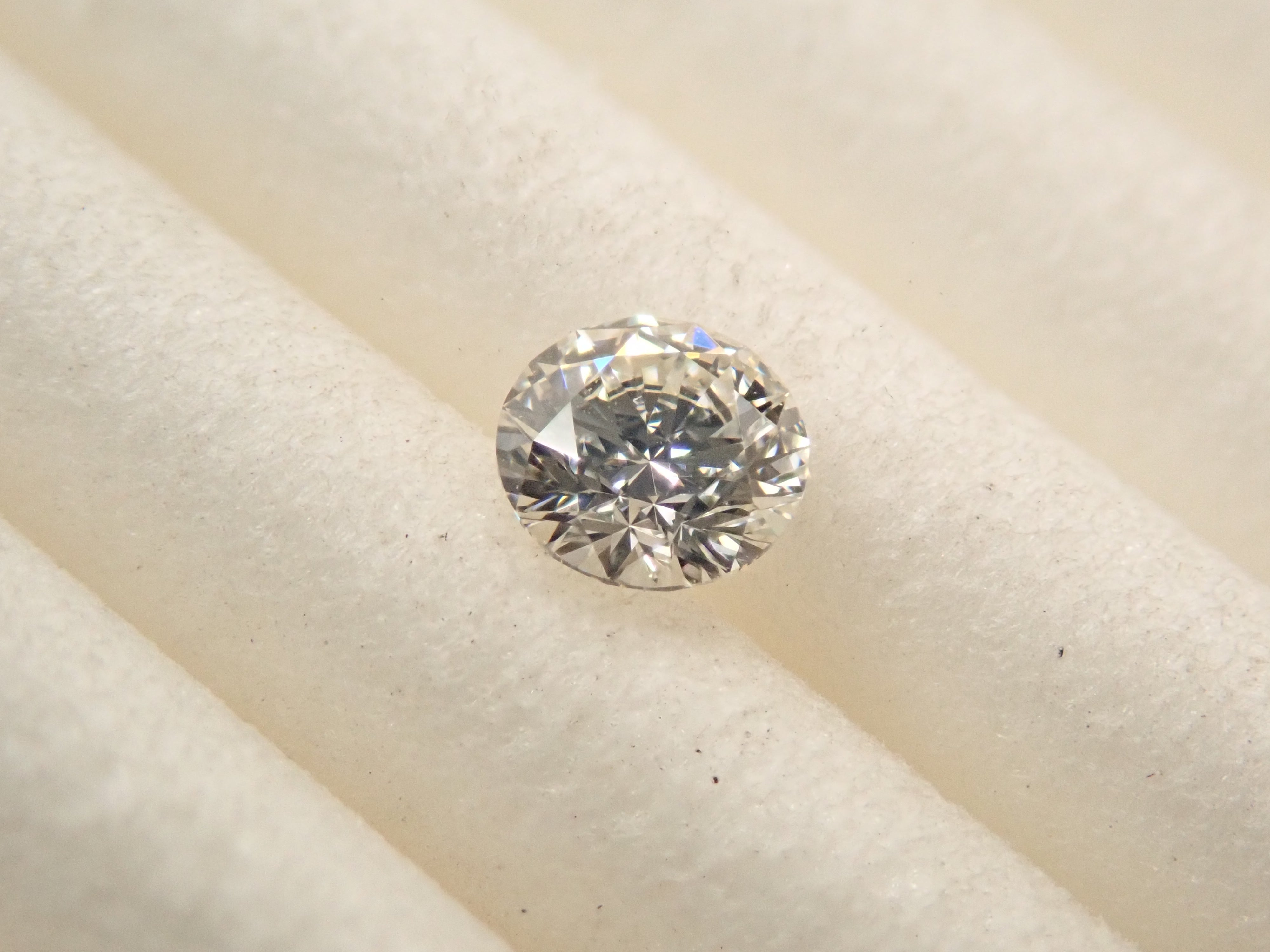ダイヤモンド 3.3mm/0.134ctルース(I, VVS-2, Excellent H&C)