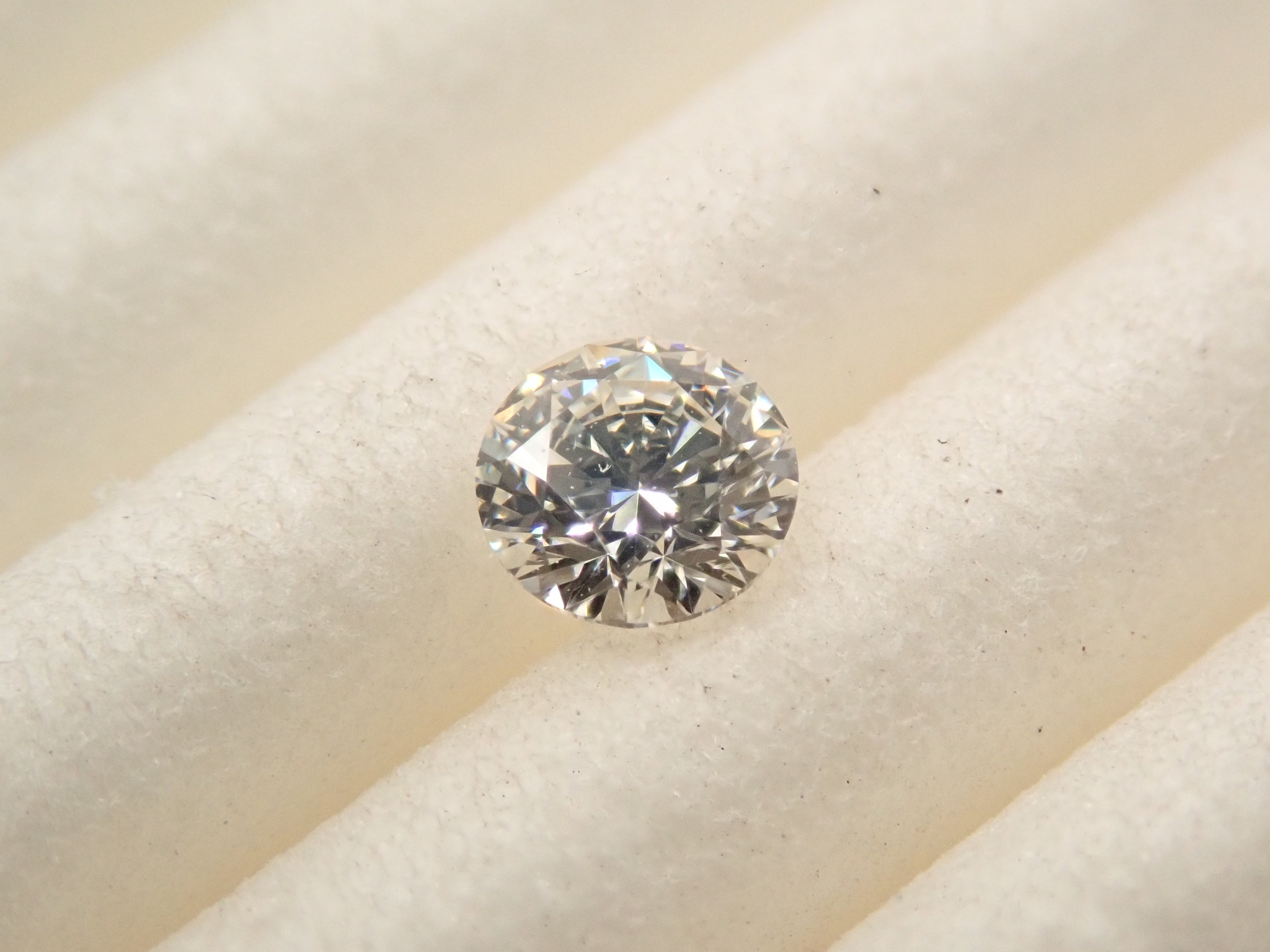 ダイヤモンド 3.3mm/0.134ctルース(I, VVS-2, Excellent H&C)