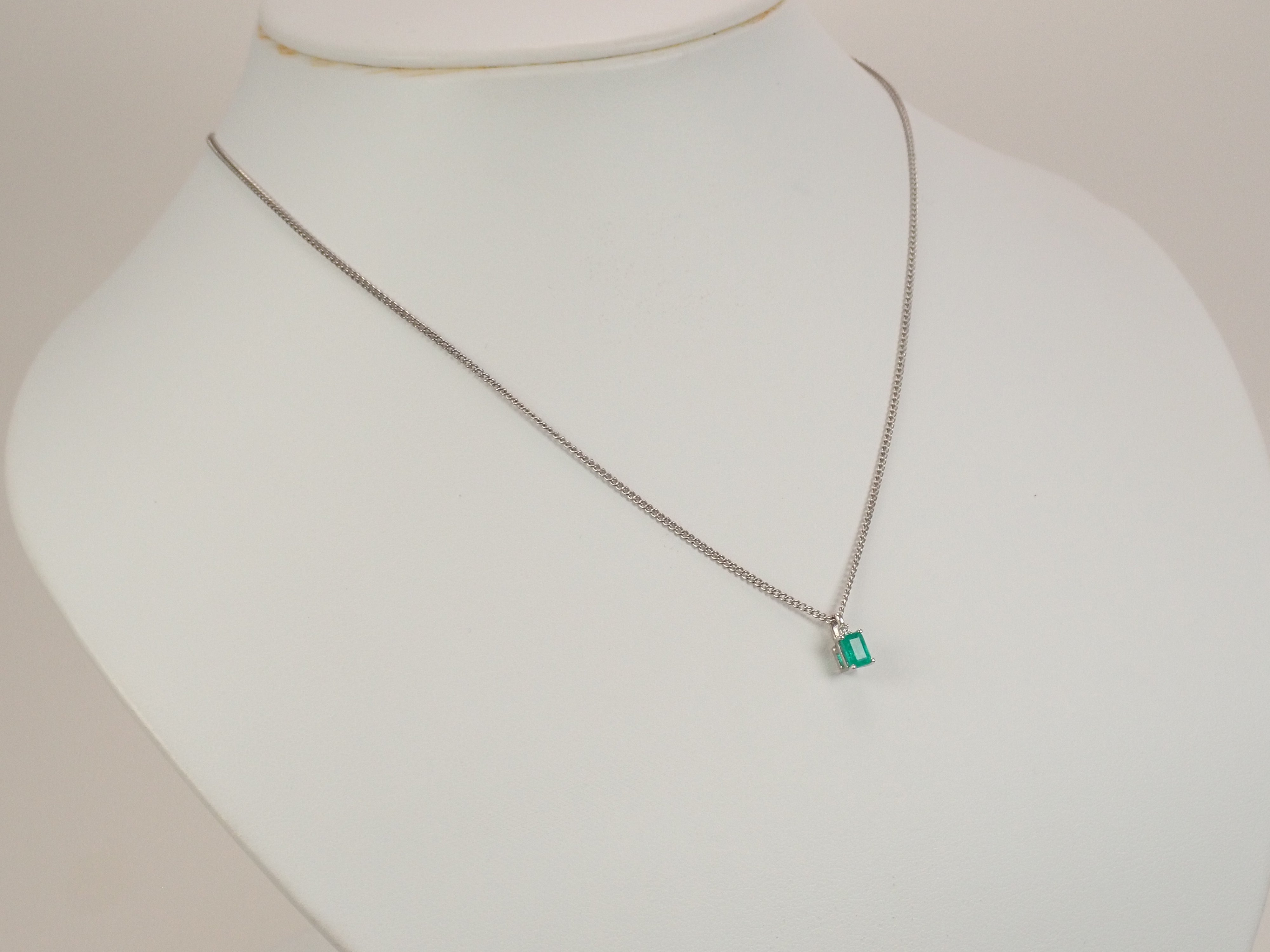 【7/16 22時販売】【カラフリ】Pt900 エメラルド 0.30ct ・ダイヤモンド0.01ctペンダントトップ（ネックレストップ）