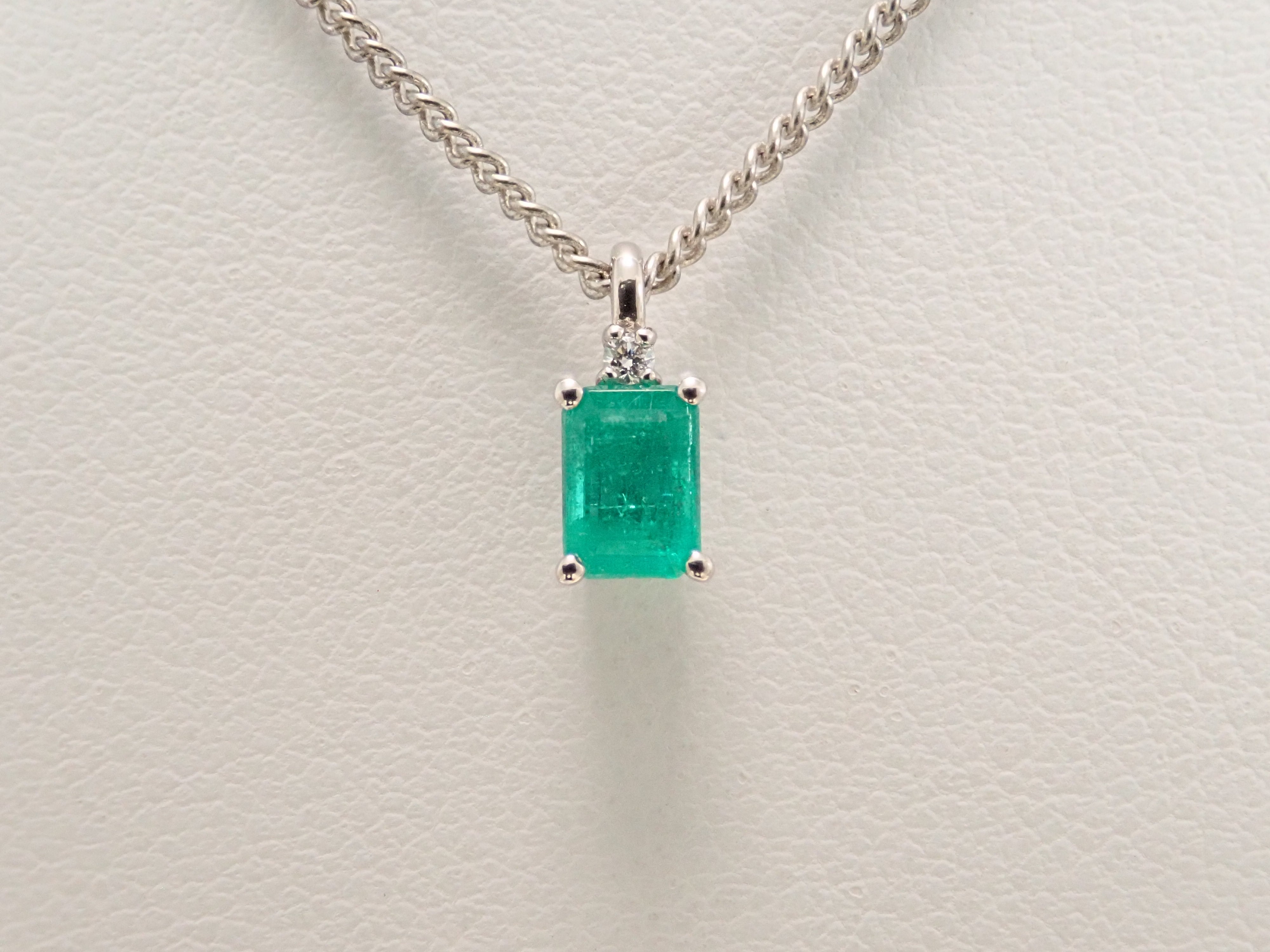 【7/16 22時販売】【カラフリ】Pt900 エメラルド 0.30ct ・ダイヤモンド0.01ctペンダントトップ（ネックレストップ）