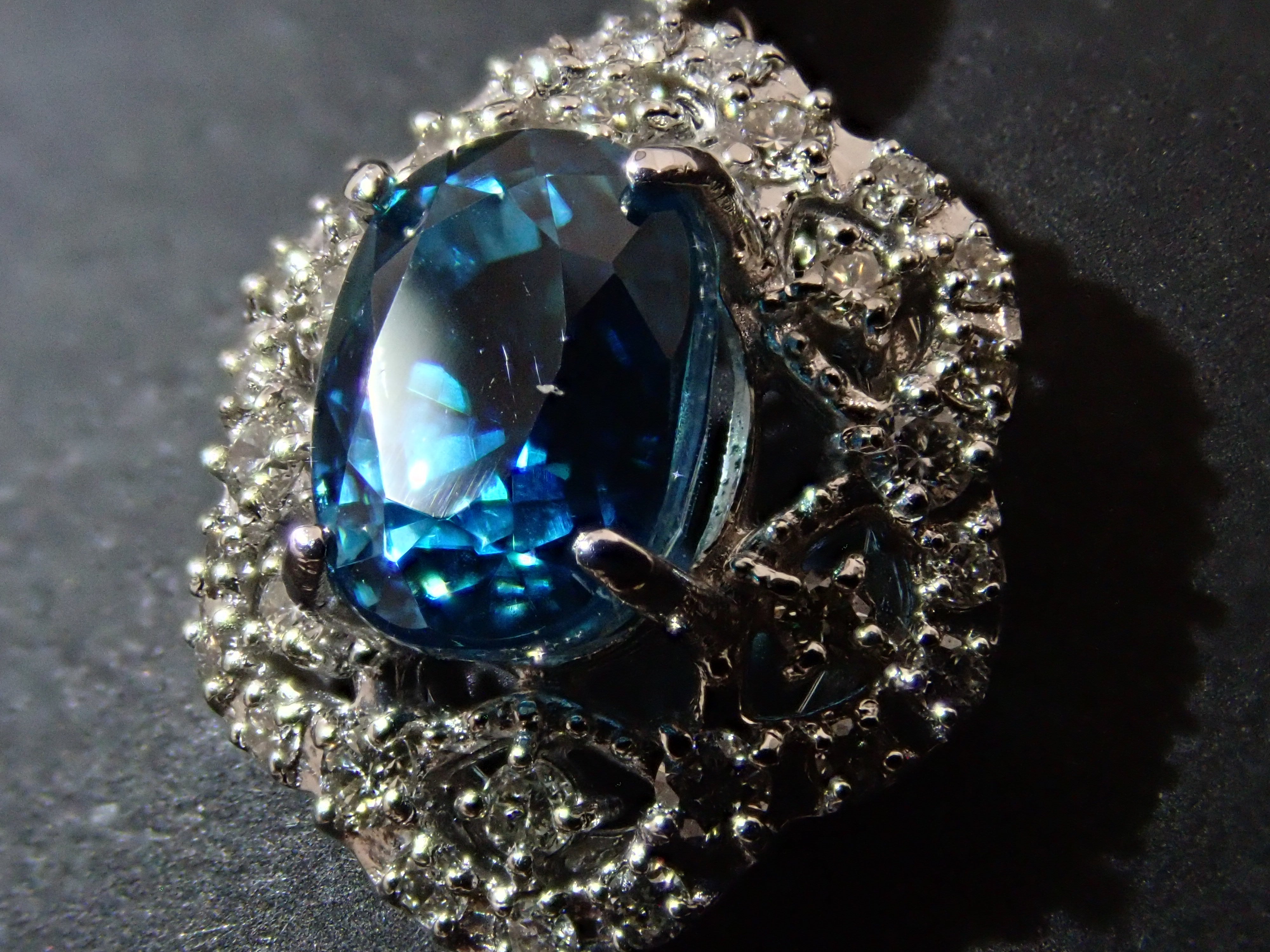 Pt900/Pt850 ブルージルコン（ラタナキリブルー） 2.45ct ペンダント