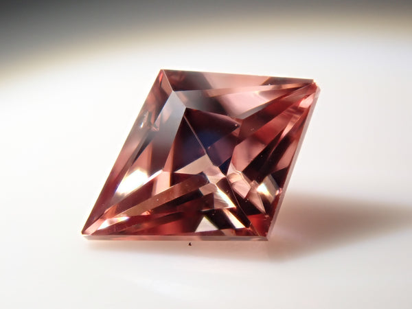 天然石ピンクジルコン カンボジア産ピンクジルコン 0.508ctルース