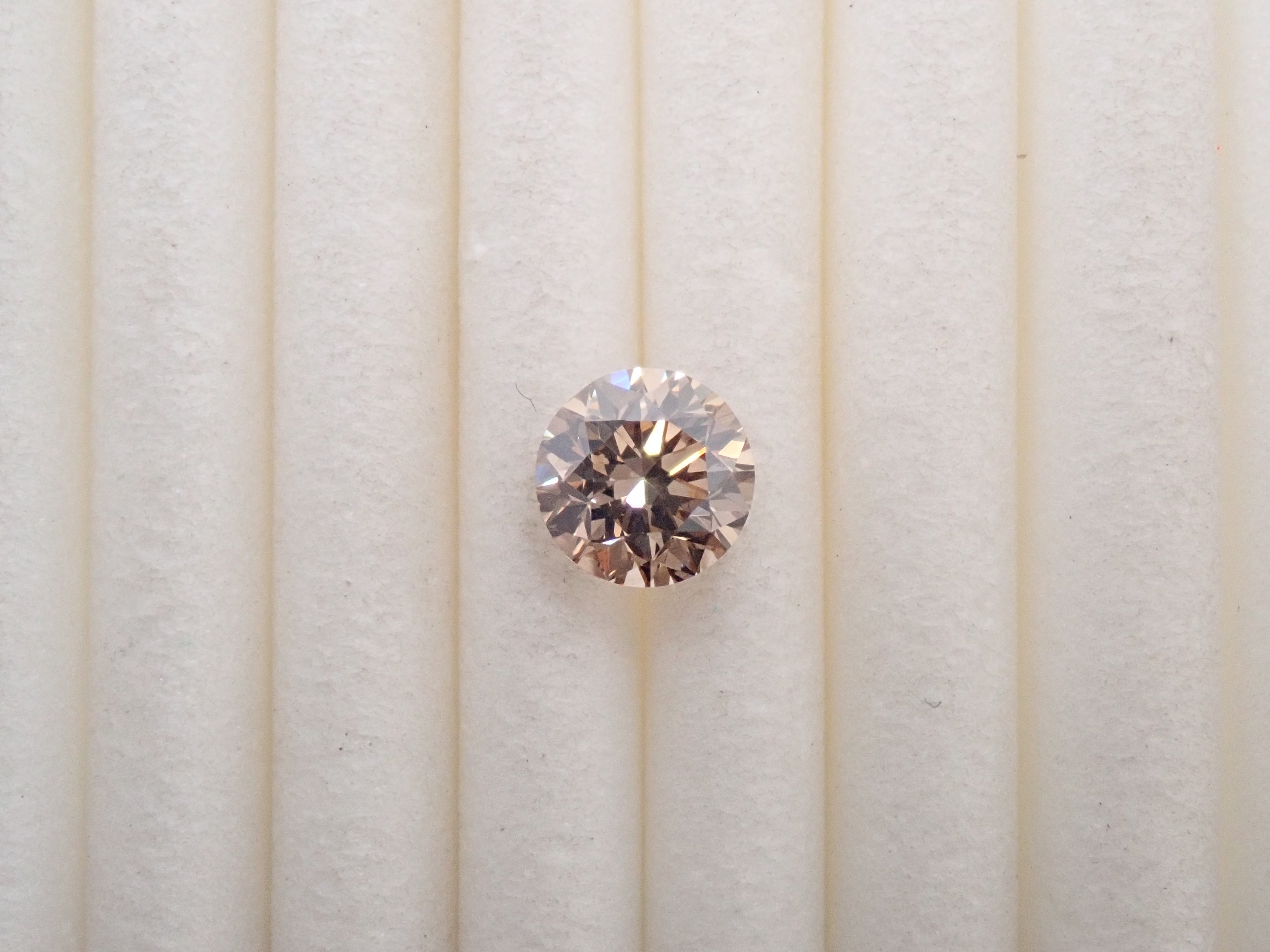 【7/18 22時販売】ブラウンダイヤモンド 5.0mm/0.556ctルース(FANCY LIGHT BROWN, VS-1)