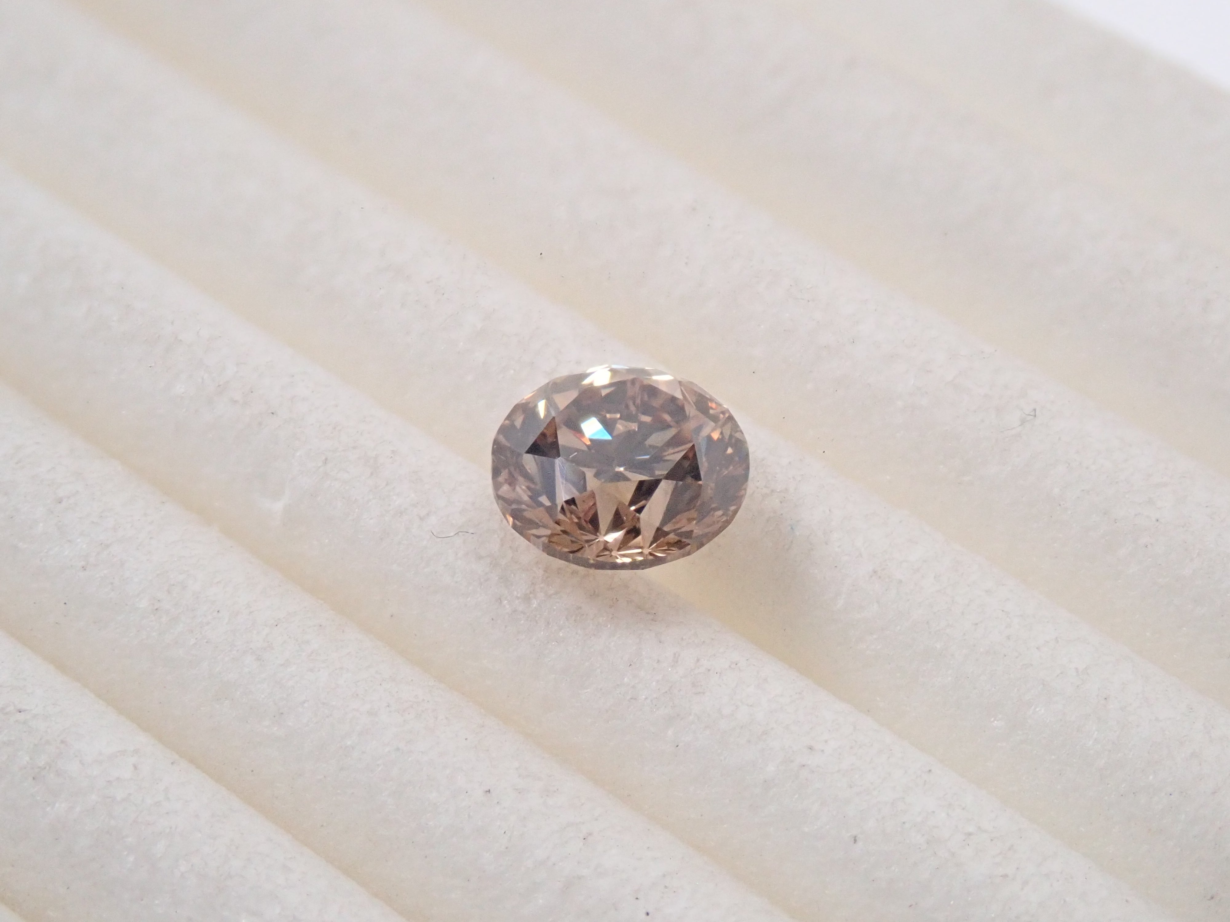 【7/18 22時販売】ブラウンダイヤモンド 5.0mm/0.556ctルース(FANCY LIGHT BROWN, VS-1)