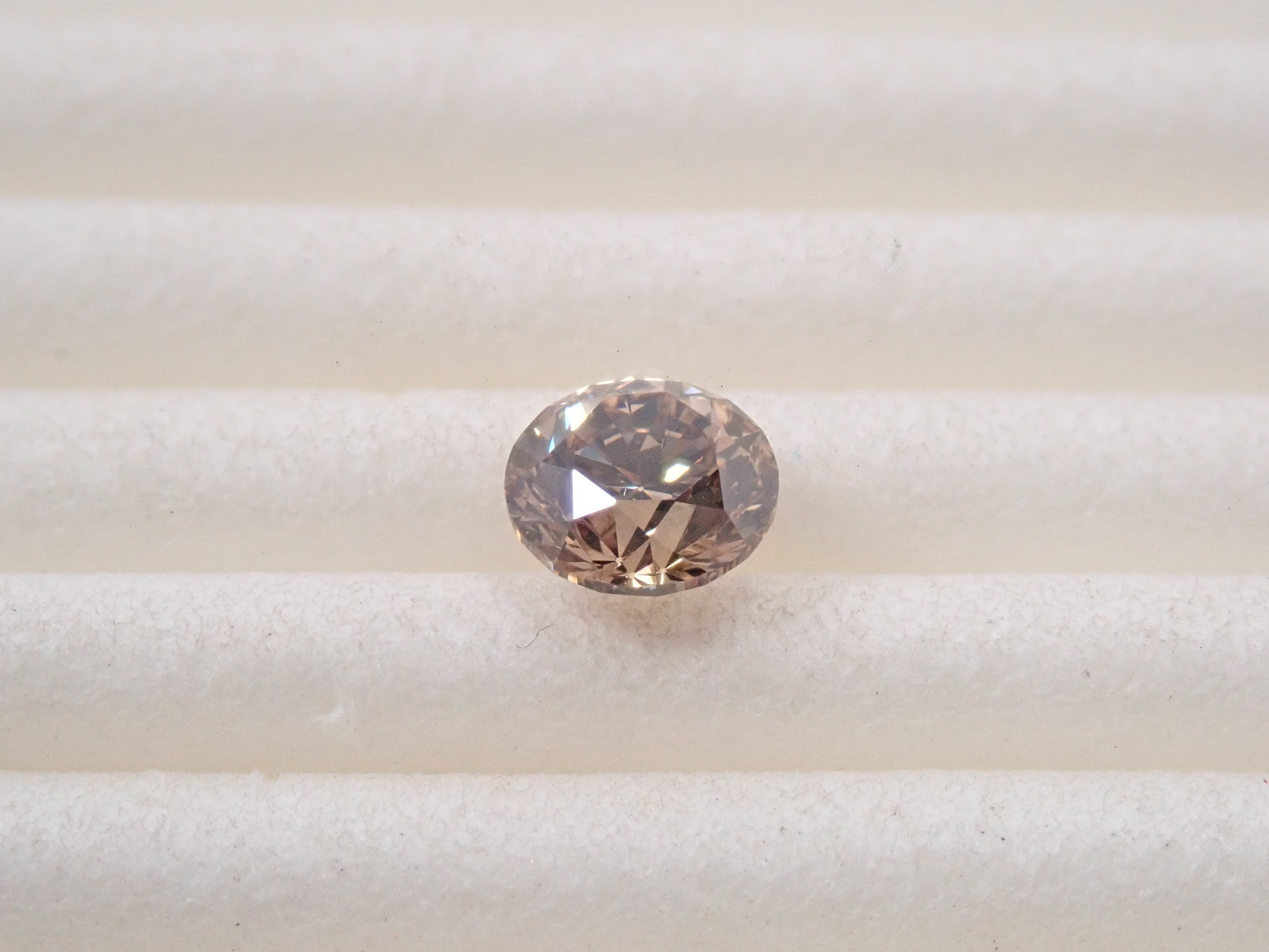 【7/18 22時販売】ブラウンダイヤモンド 5.0mm/0.556ctルース(FANCY LIGHT BROWN, VS-1)