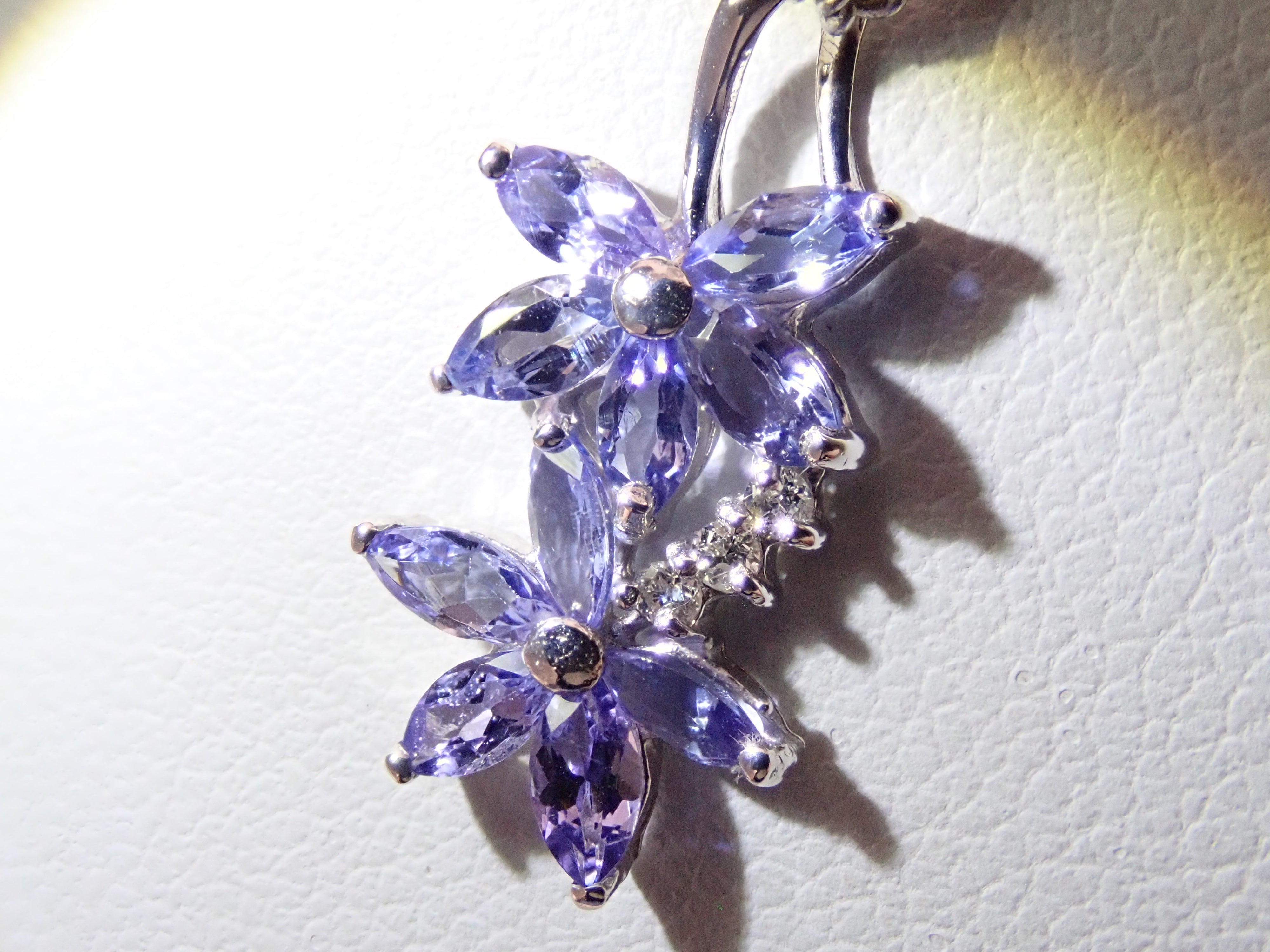 【7/20 22時販売】【カラフリ】K18WG タンザナイト 0.96ct・ダイヤモンド0.03ctペンダントトップ（ネックレストップ）鑑別書