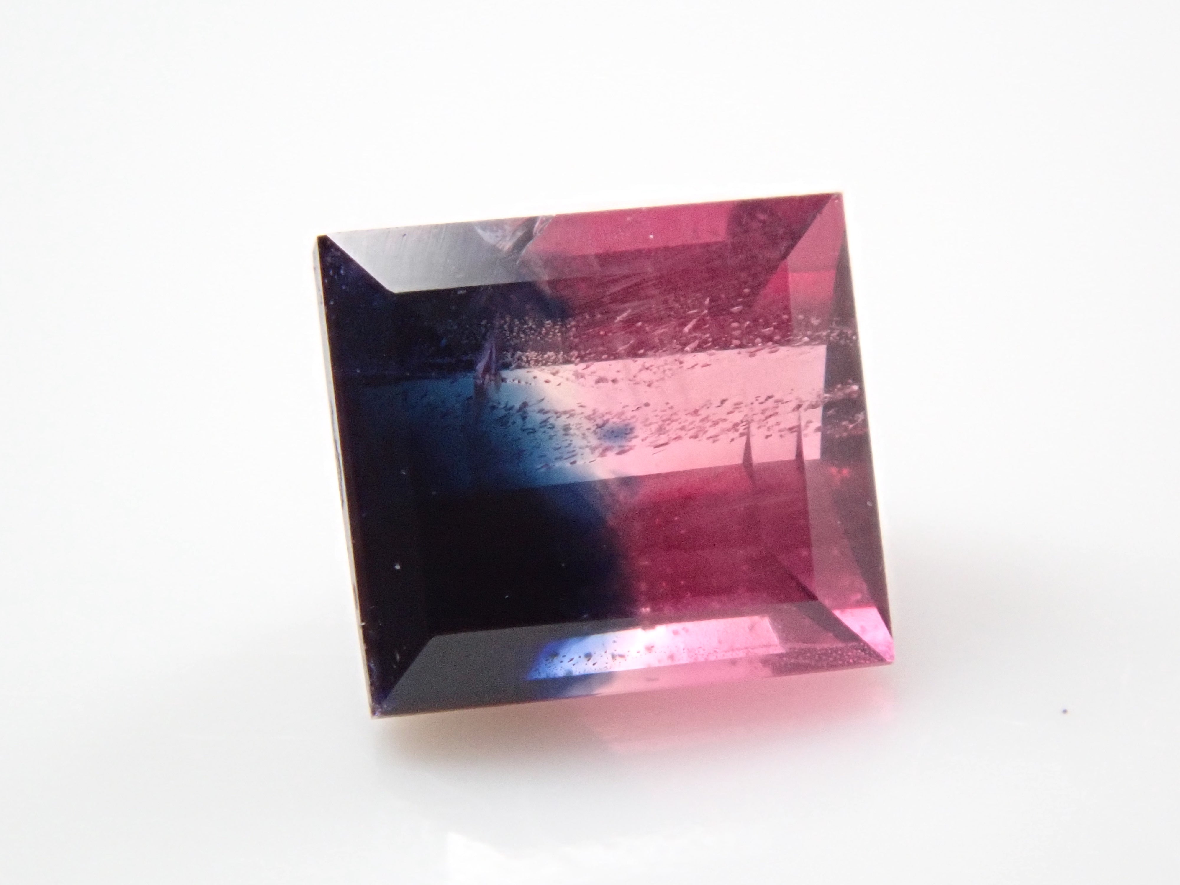 【5月15日12點起販售】馬達加斯加雙色藍寶石 0.333ct 裸石