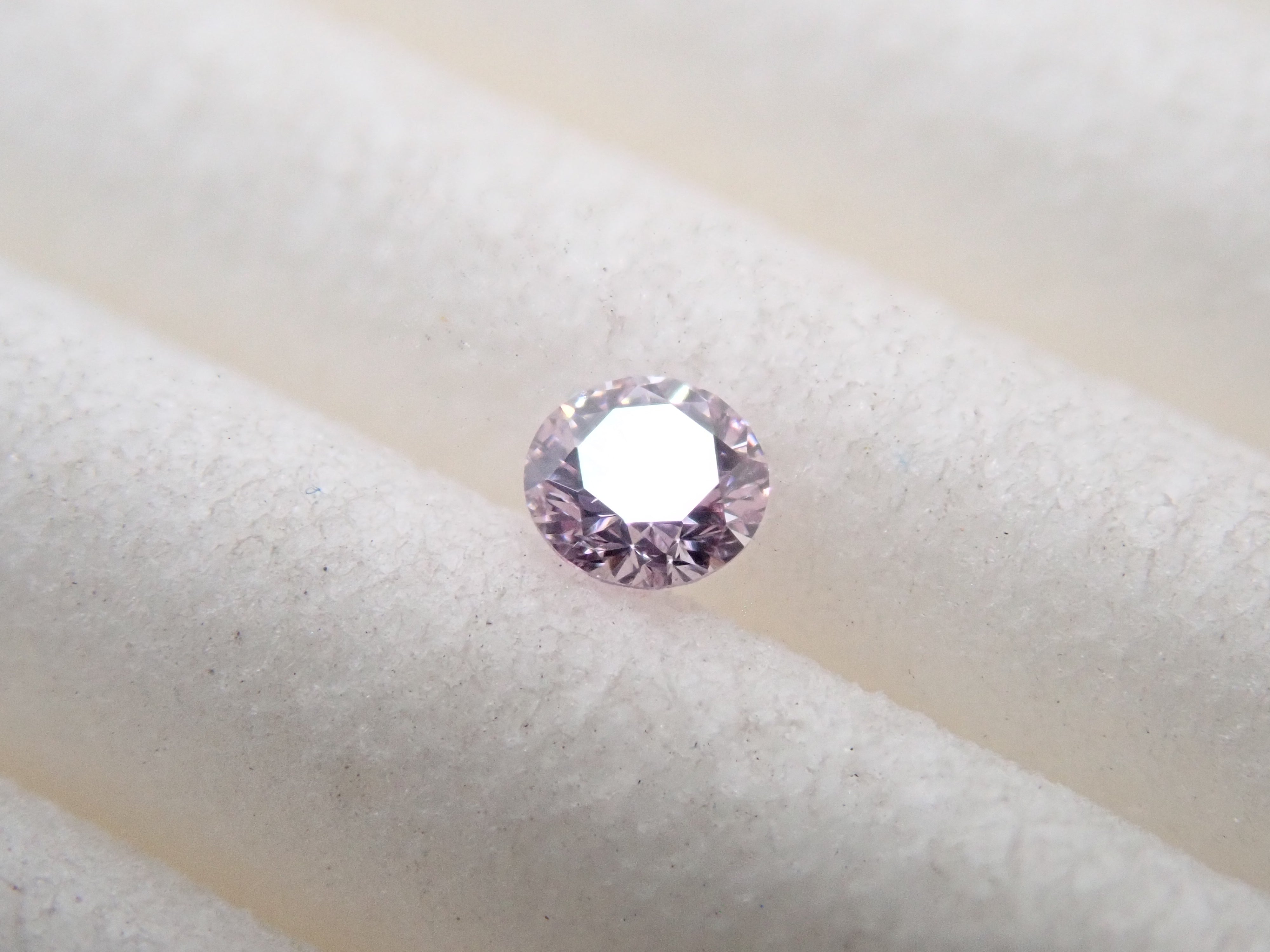 キレイ！ピンクアゼツライトダイヤモンドカット ピンクダイヤモンド 2.2mm/0.044ctルース(FANCY LIGHT PURPLE PINK, SI1)