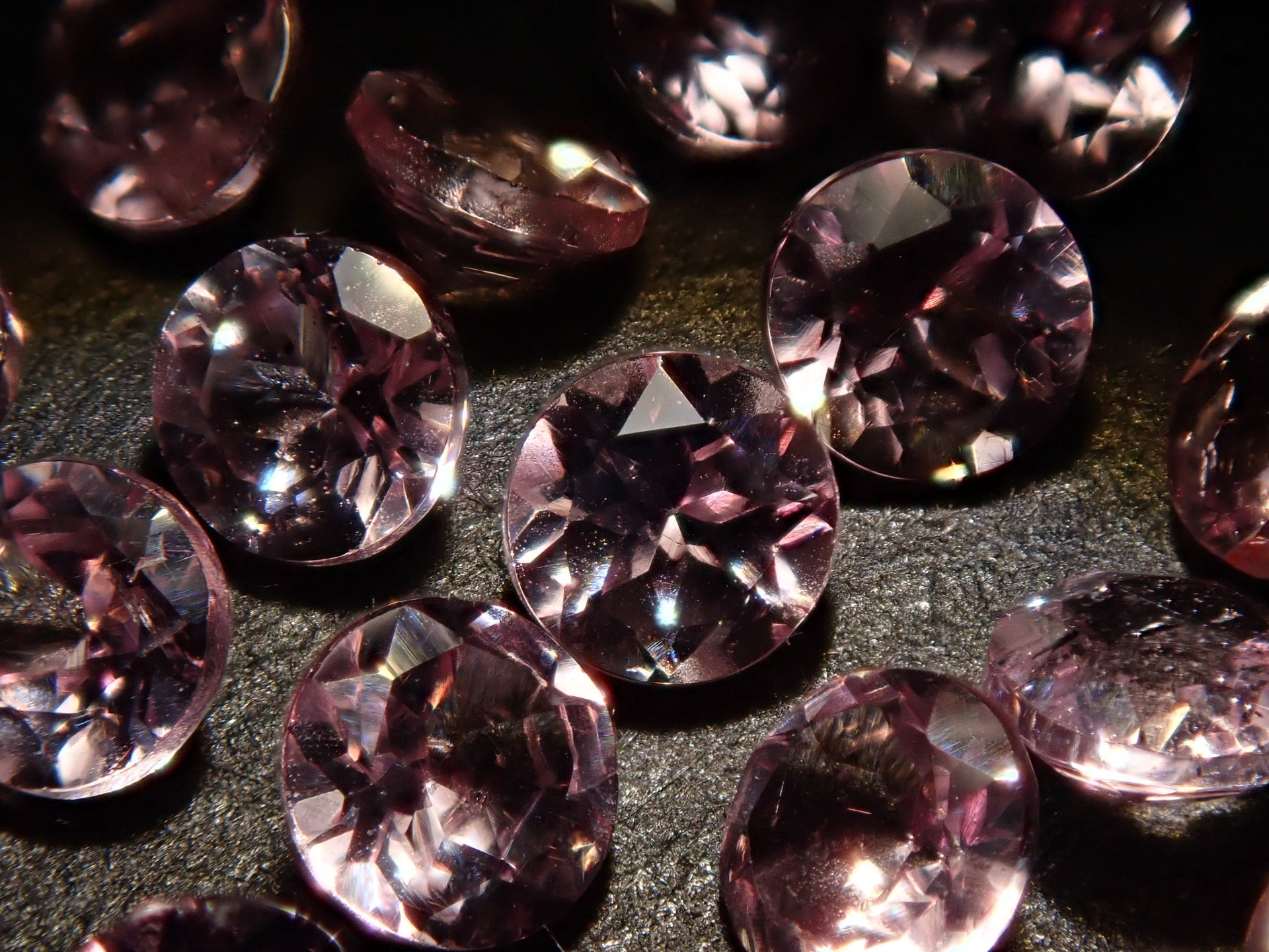 ドラゴンガーネット1石（3.0mm,ラウンドカット）《複数購入割引有》