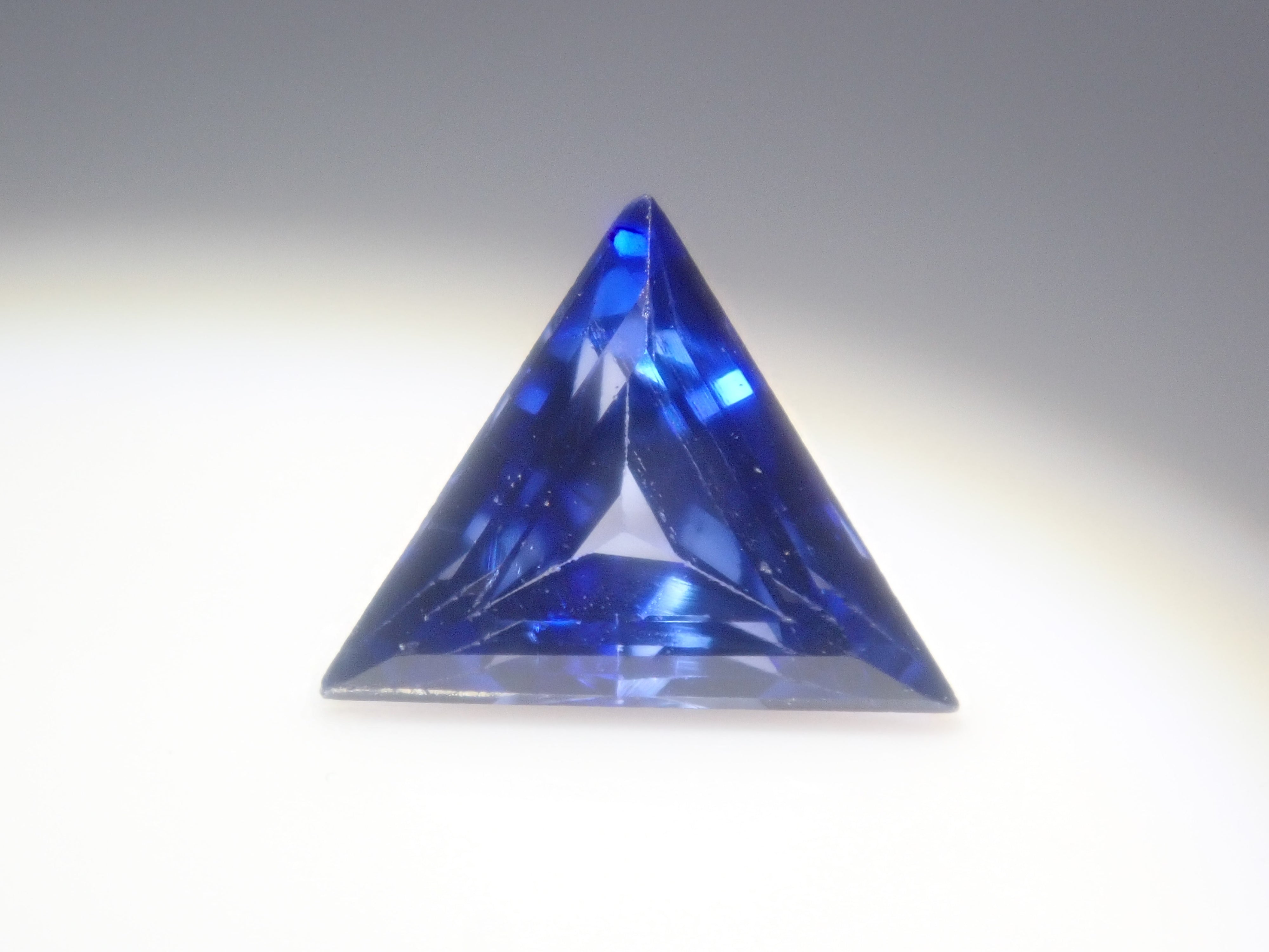 【7/31 22時販売】スリランカ産ブルーサファイア 0.566ctルース 日独鑑