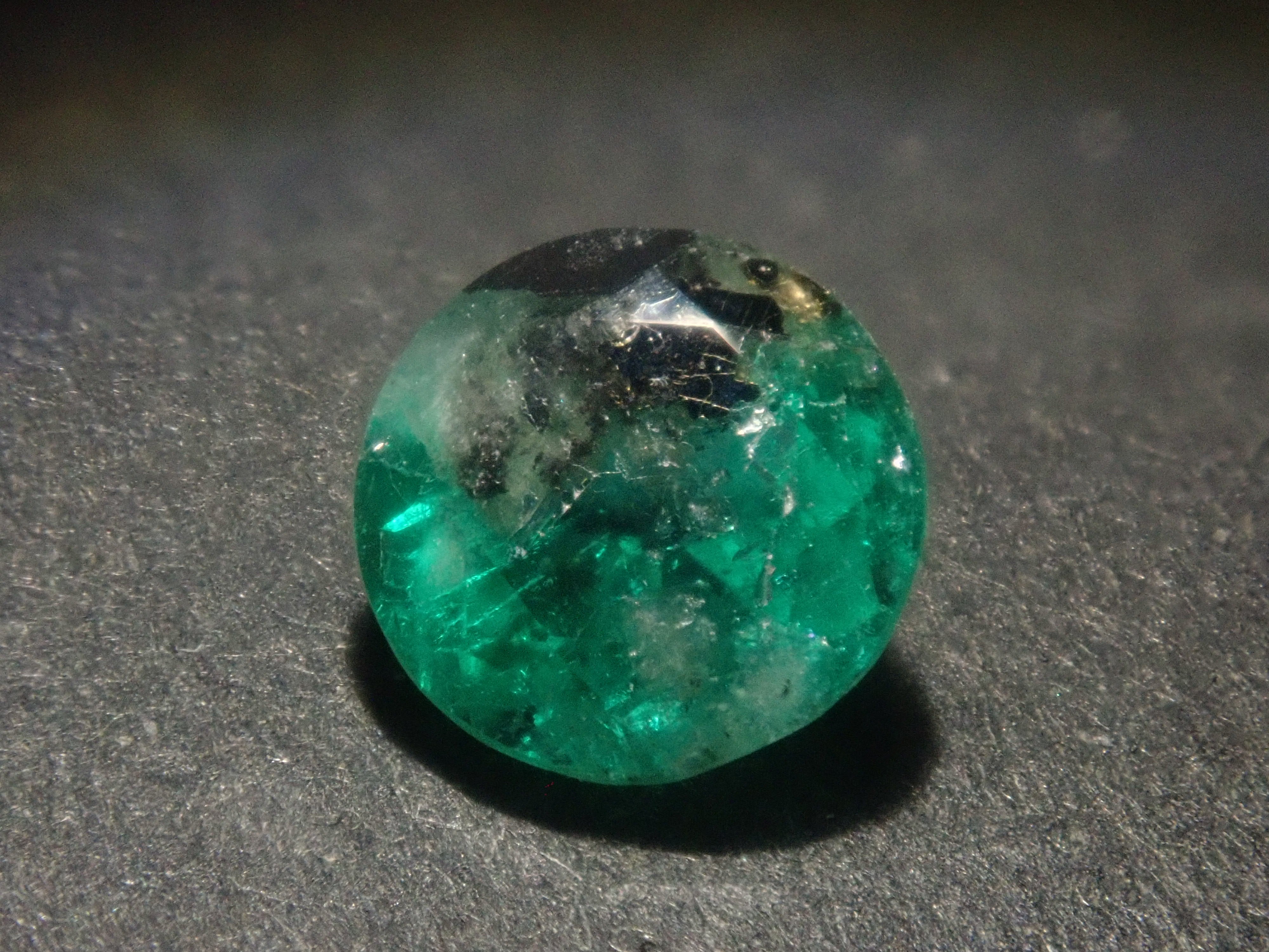 コロンビア産パイライト・雲母インエメラルド 5.5mm/0.614ctルース 鑑別書