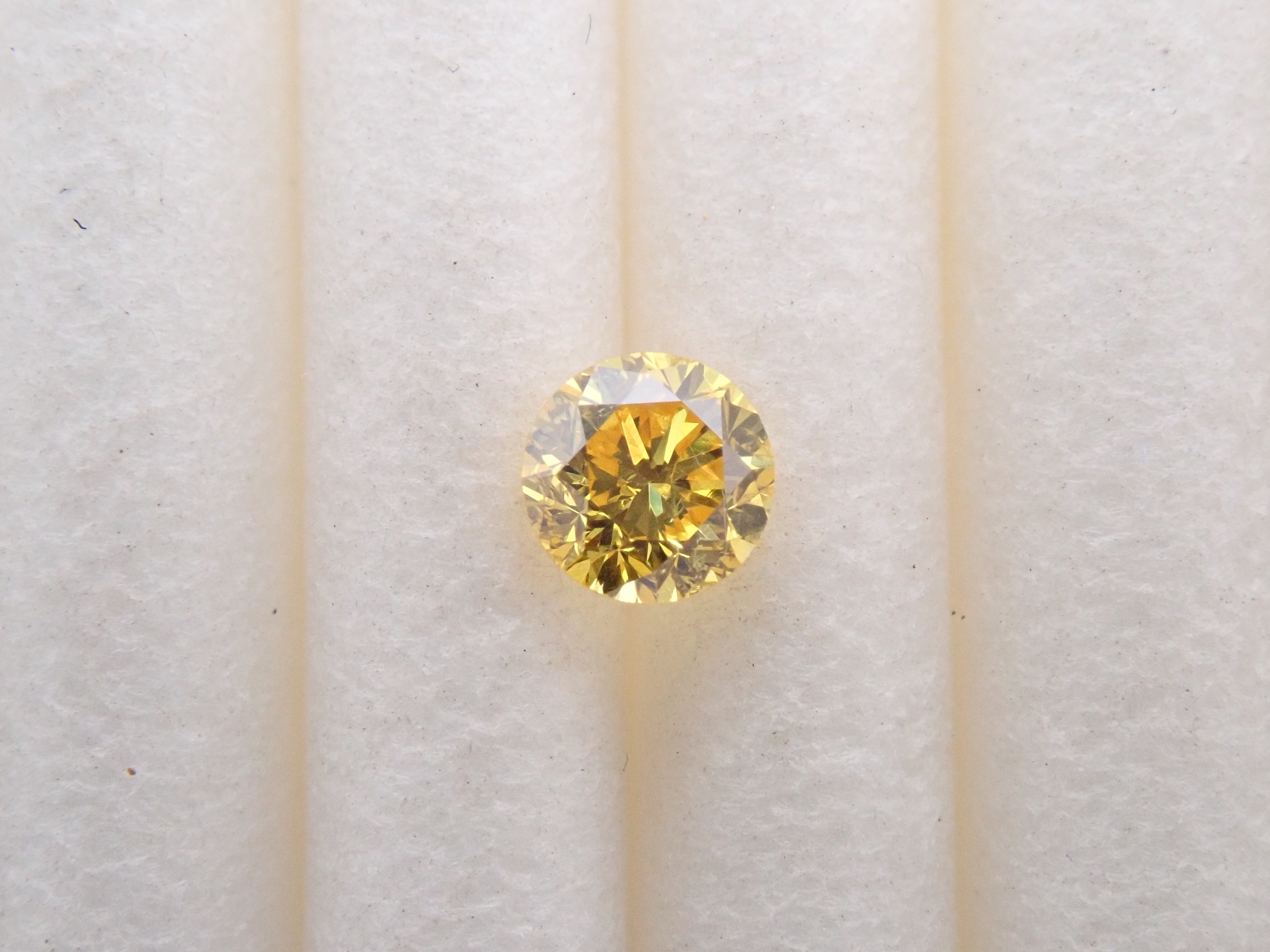 【32501968掲載】イエローダイヤモンド 0.144ctルース(FANCY VIVID YELLOW, SI-2)