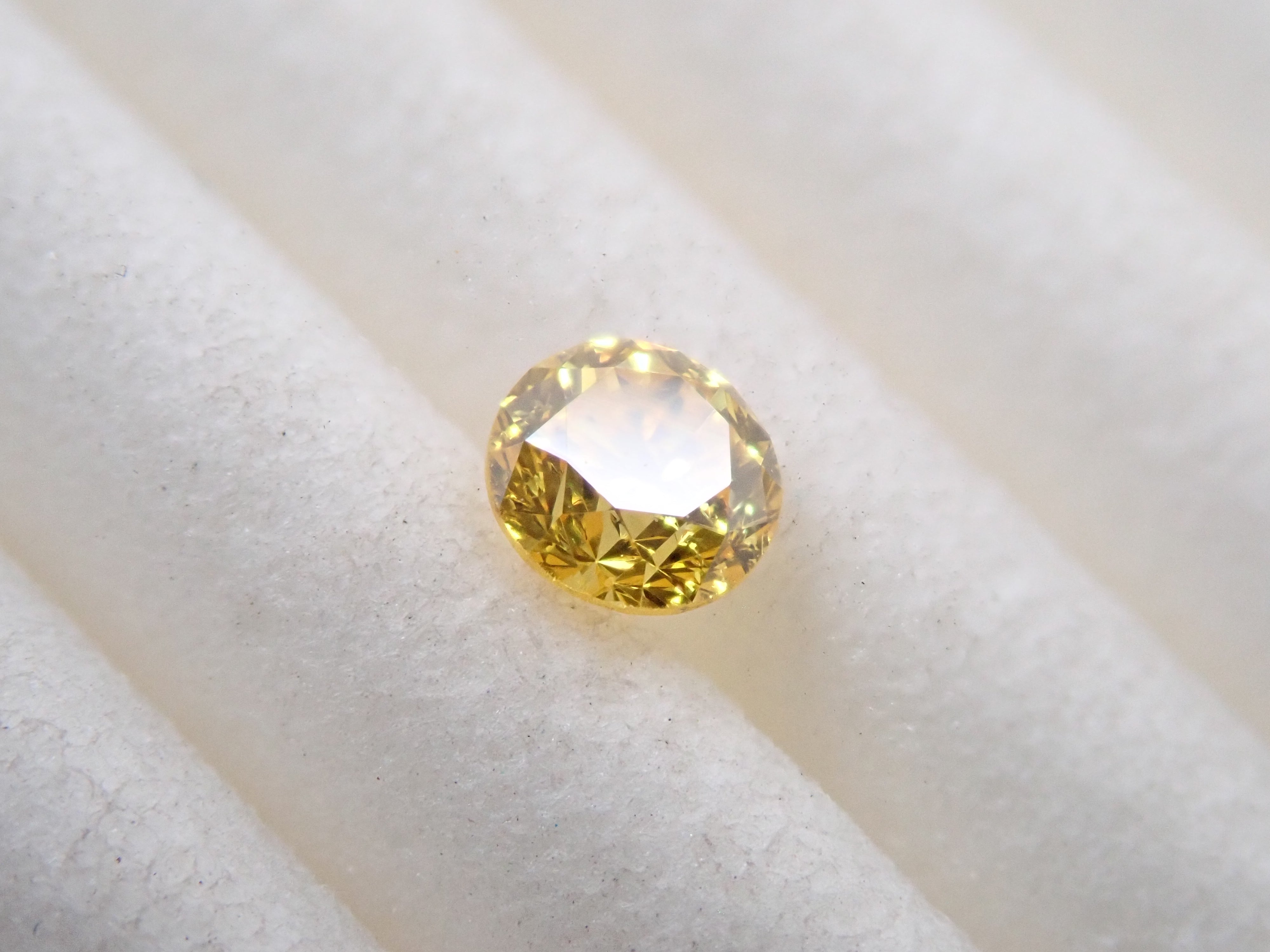 【32501968掲載】イエローダイヤモンド 0.144ctルース(FANCY VIVID YELLOW, SI-2)