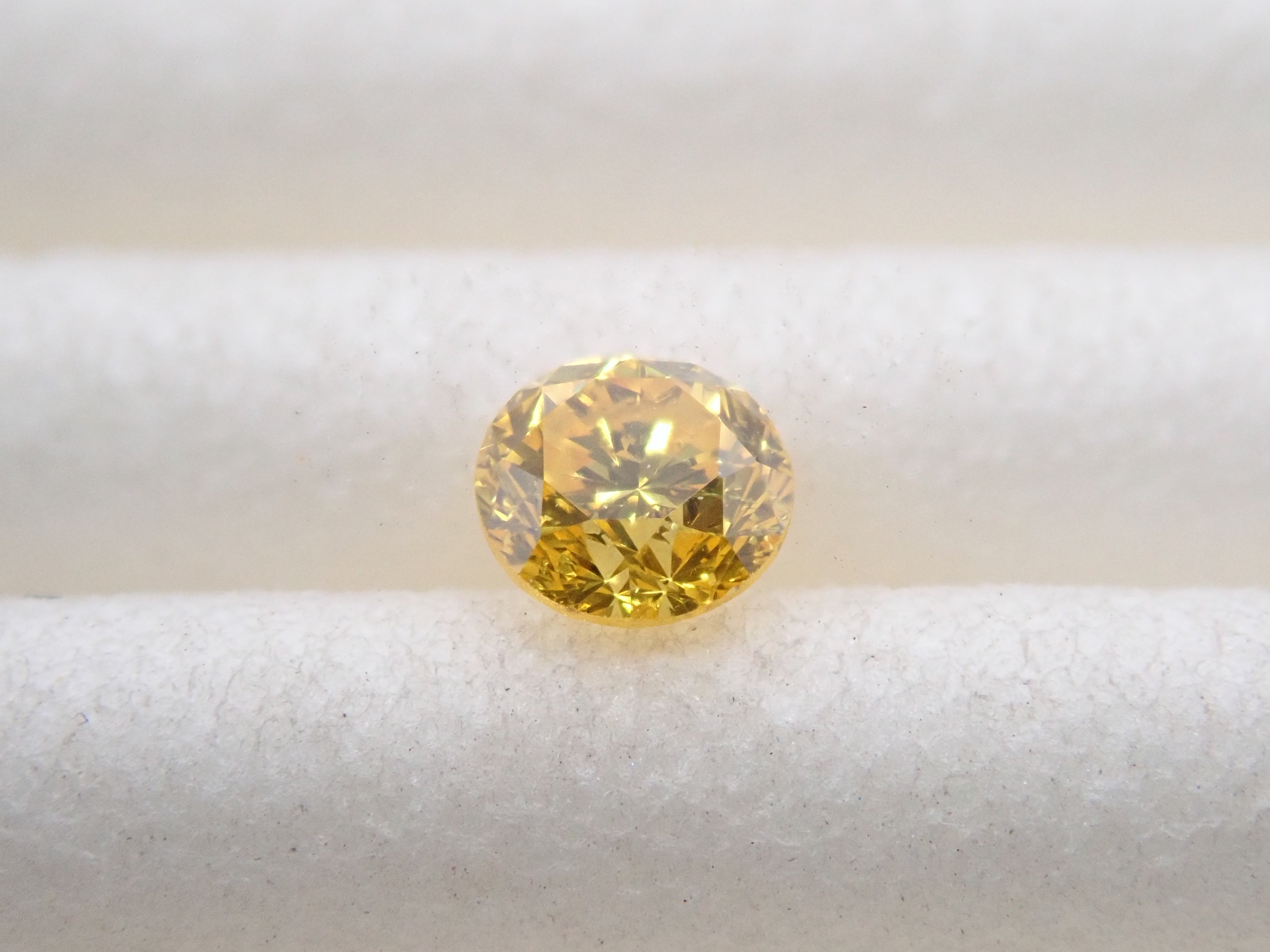 【32501968掲載】イエローダイヤモンド 0.144ctルース(FANCY VIVID YELLOW, SI-2)