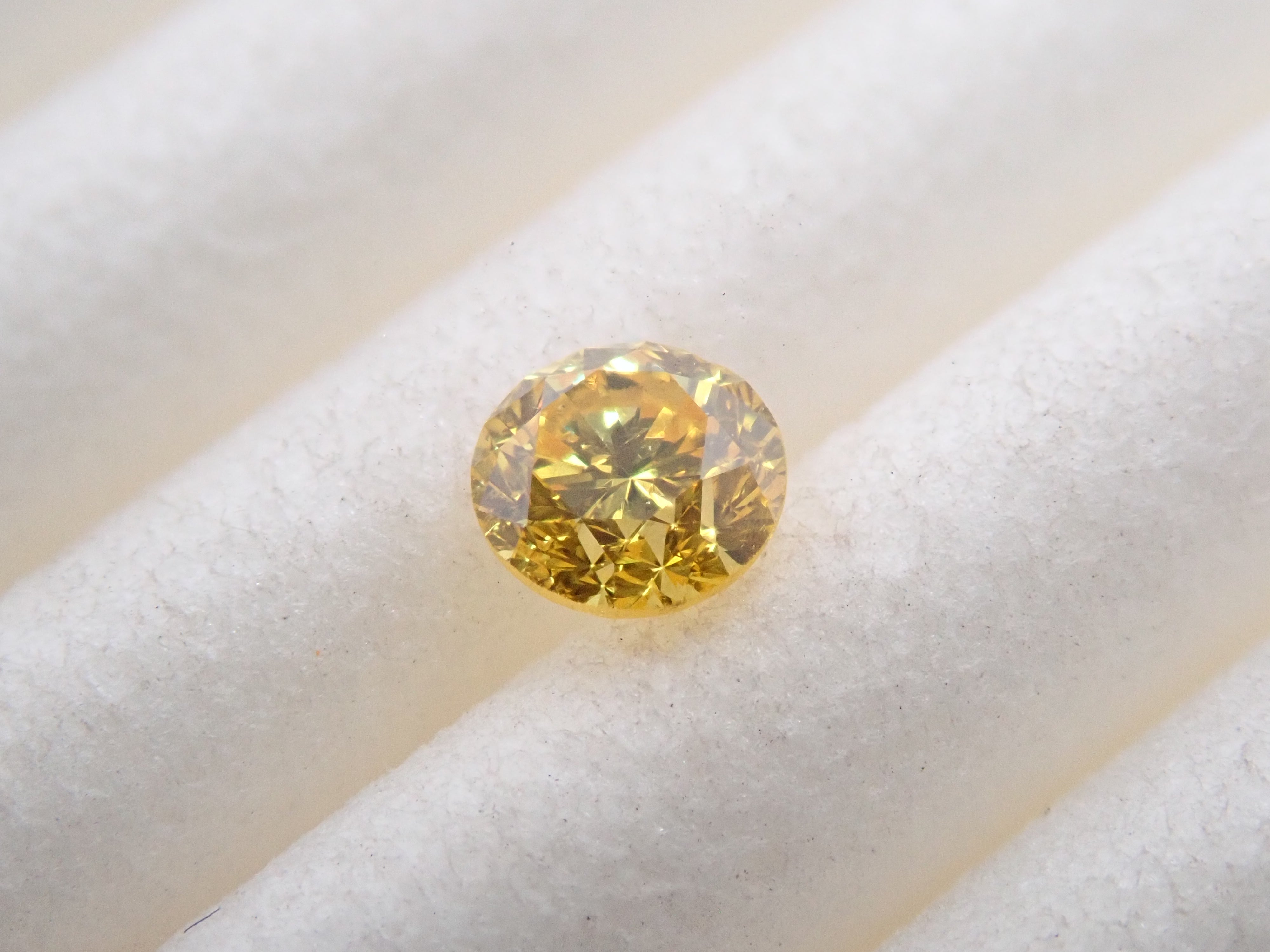 【32501968掲載】イエローダイヤモンド 0.144ctルース(FANCY VIVID YELLOW, SI-2)
