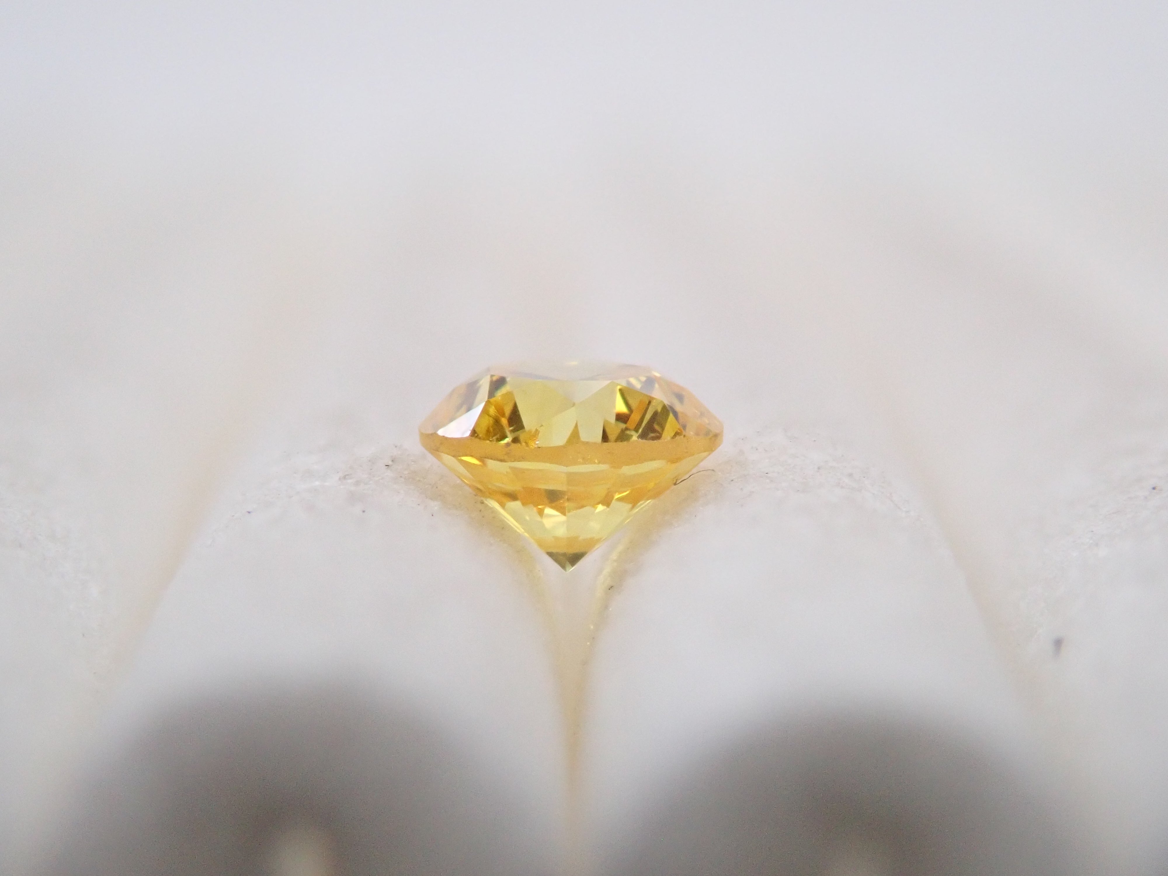 【32501968掲載】イエローダイヤモンド 0.144ctルース(FANCY VIVID YELLOW, SI-2)