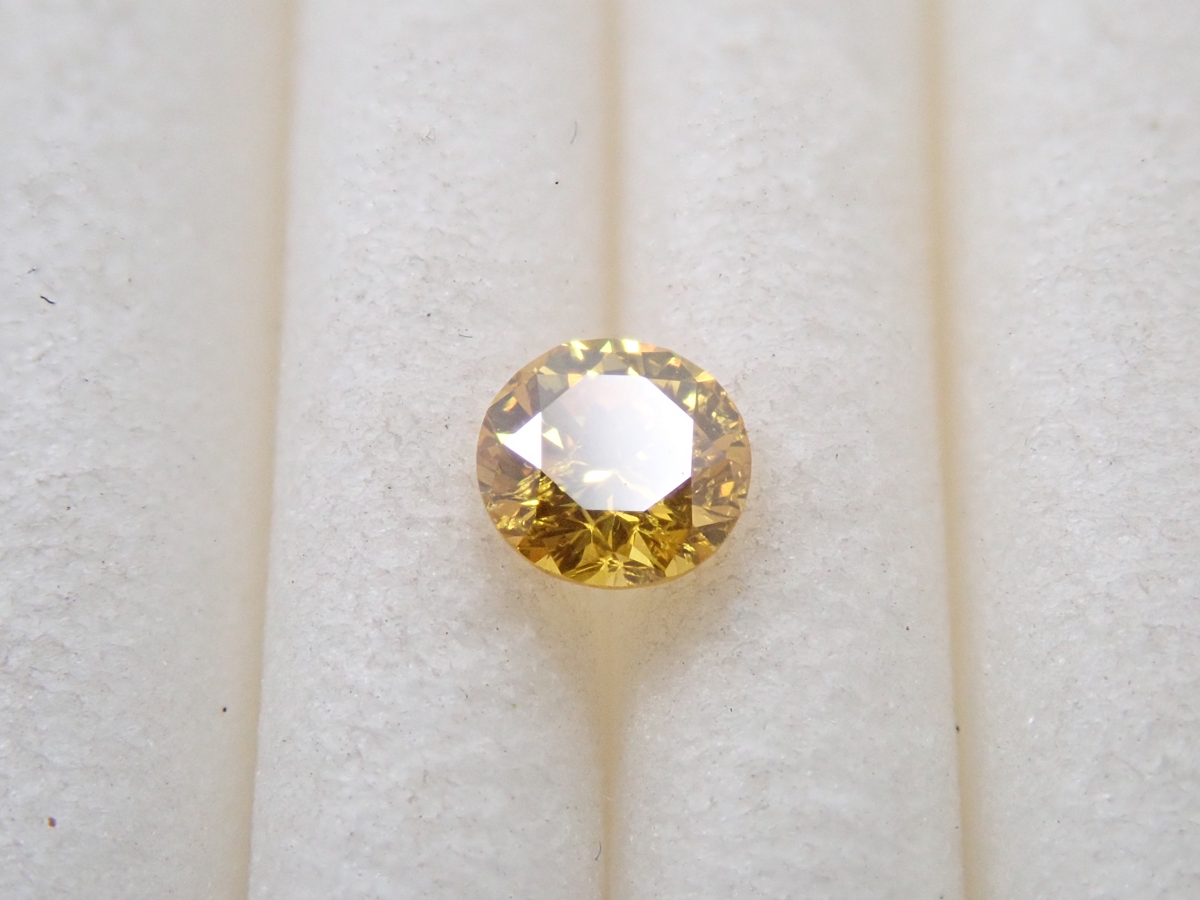 イエローダイヤモンド 0.144ctルース(FANCY VIVID YELLOW, SI-2)