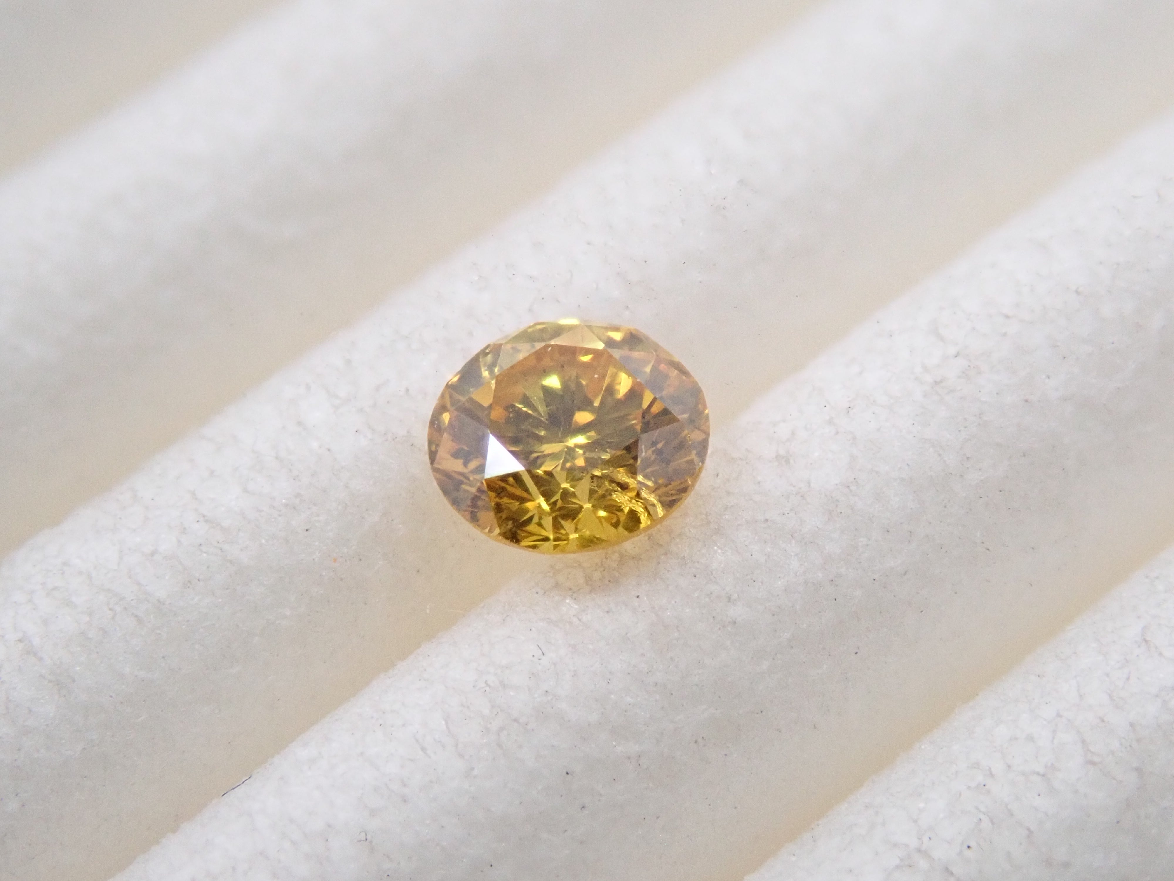 イエローダイヤモンド 0.144ctルース(FANCY VIVID YELLOW, SI-2)