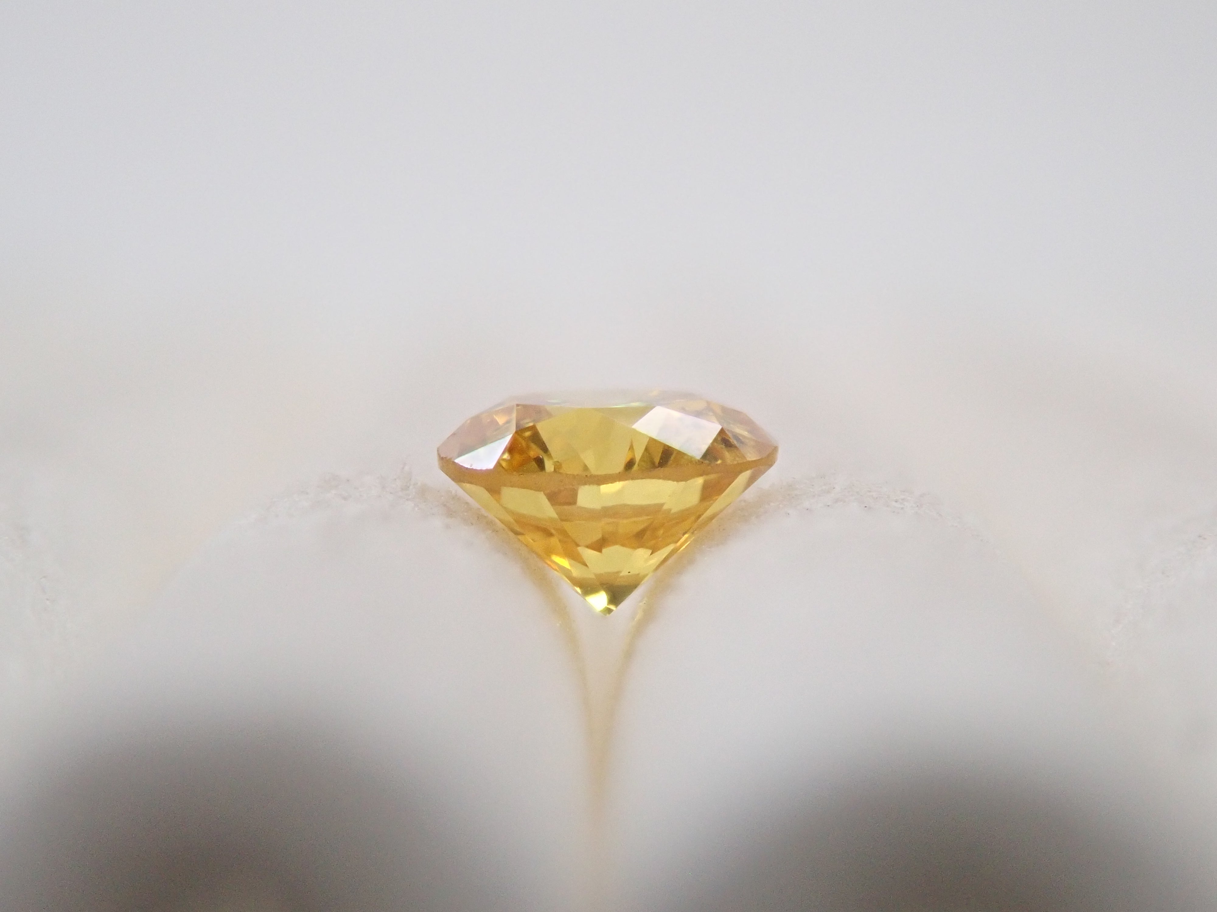 イエローダイヤモンド 0.144ctルース(FANCY VIVID YELLOW, SI-2)