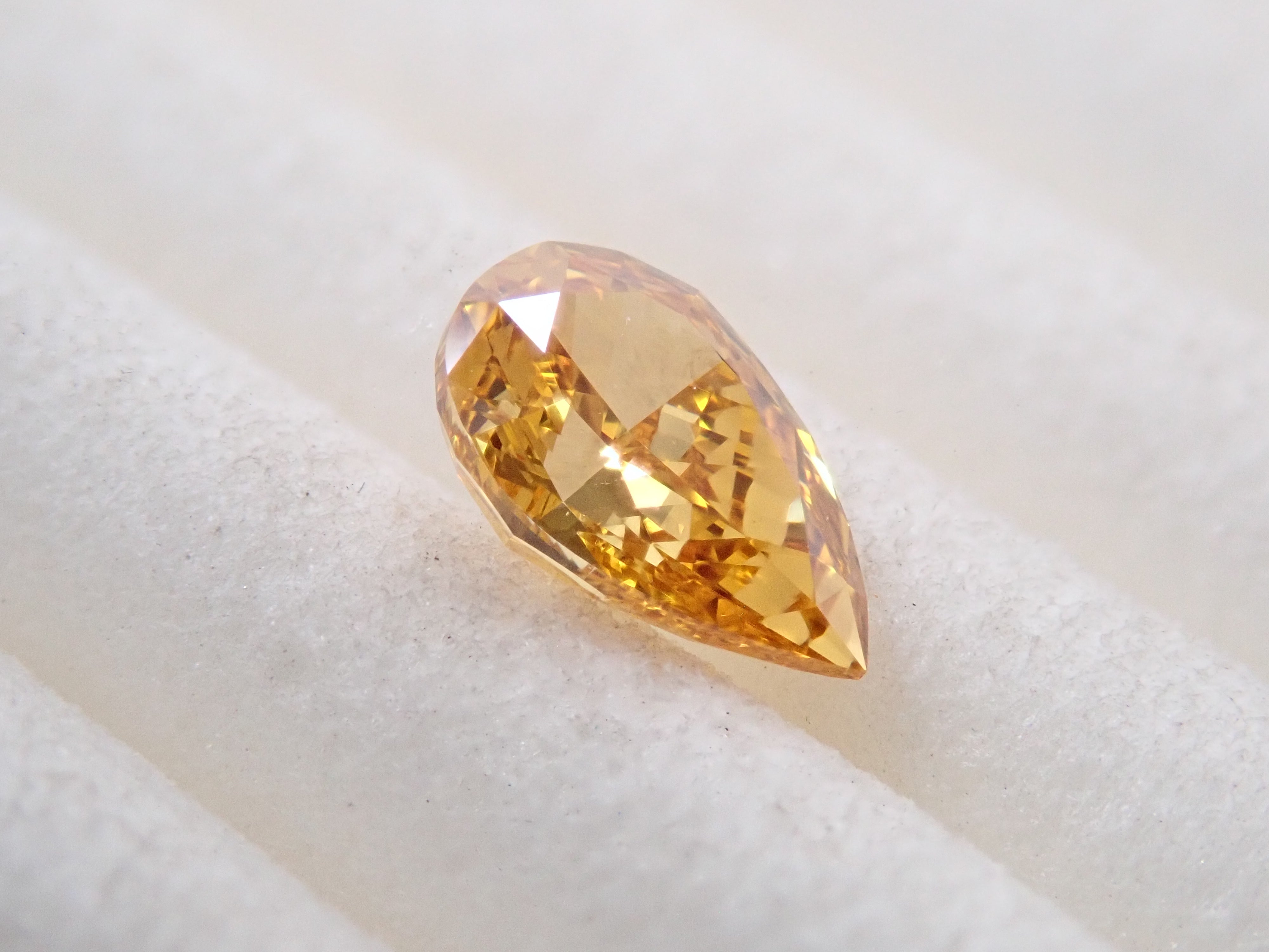 オレンジダイヤモンド 0.348ctルース(FANCY VIVID YELLOW ORANGE, VS-1)