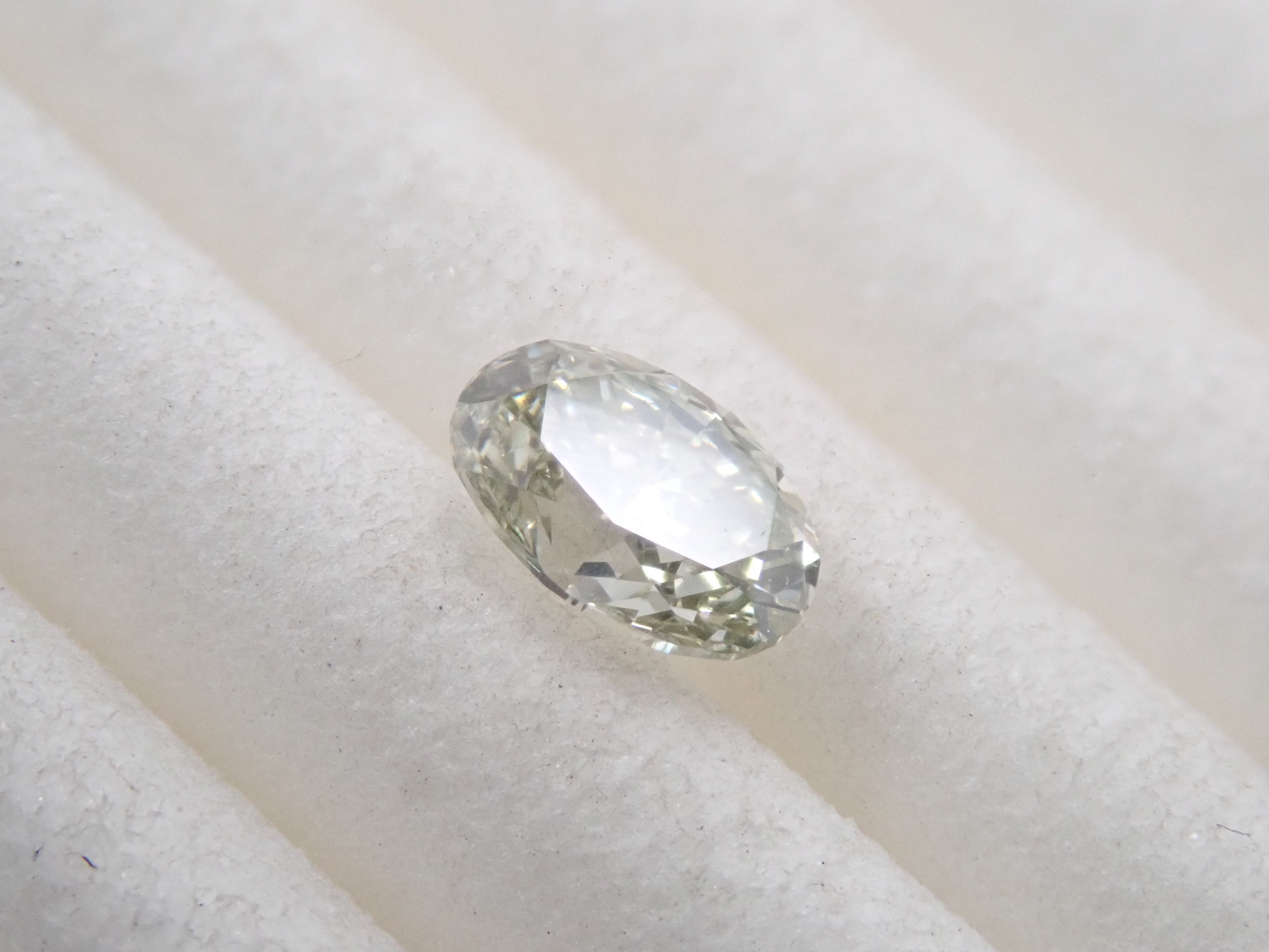 【32501970掲載】カメレオンダイヤモンド 0.255ctルース(FANCY LIGHT GRAYISH GREENISH YELLOW（カメレオン）, SI-2)