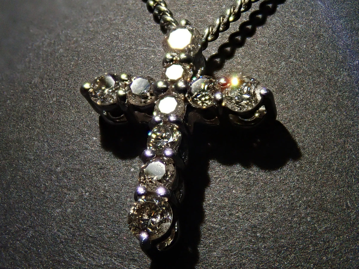 【10/7 22時販売】【カラフリ】K18WG ダイヤモンド 0.5ct クロスモチーフ ペンダントトップ（ネックレストップ）