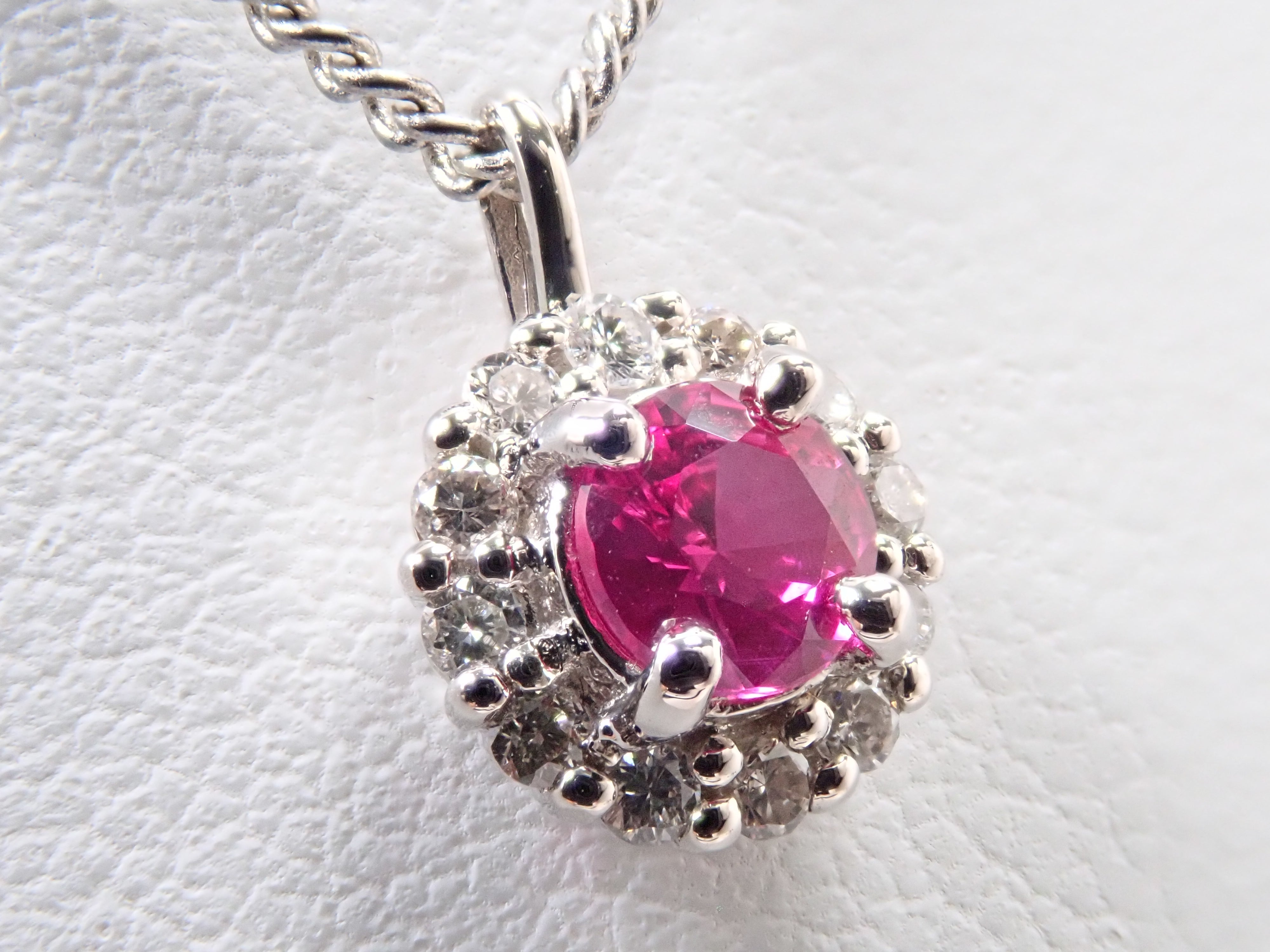 【抽選販売0812_05】Pt900 モザンビーク産ルビー 4mm/0.3ct ・ダイヤモンド0.16ctペンダントトップ（ネックレストップ）鑑別書