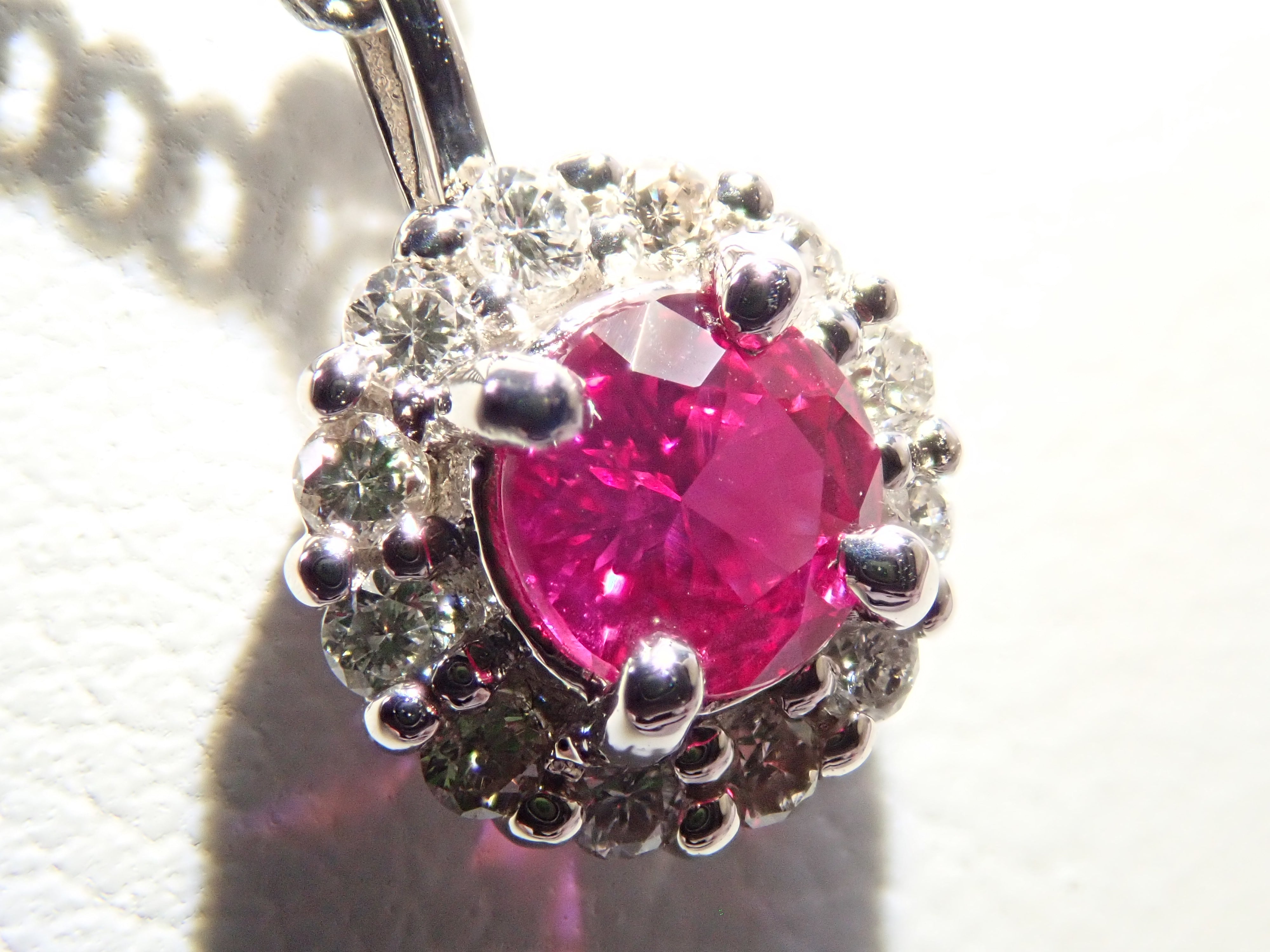 【抽選販売0812_05】Pt900 モザンビーク産ルビー 4mm/0.3ct ・ダイヤモンド0.16ctペンダントトップ（ネックレストップ）鑑別書
