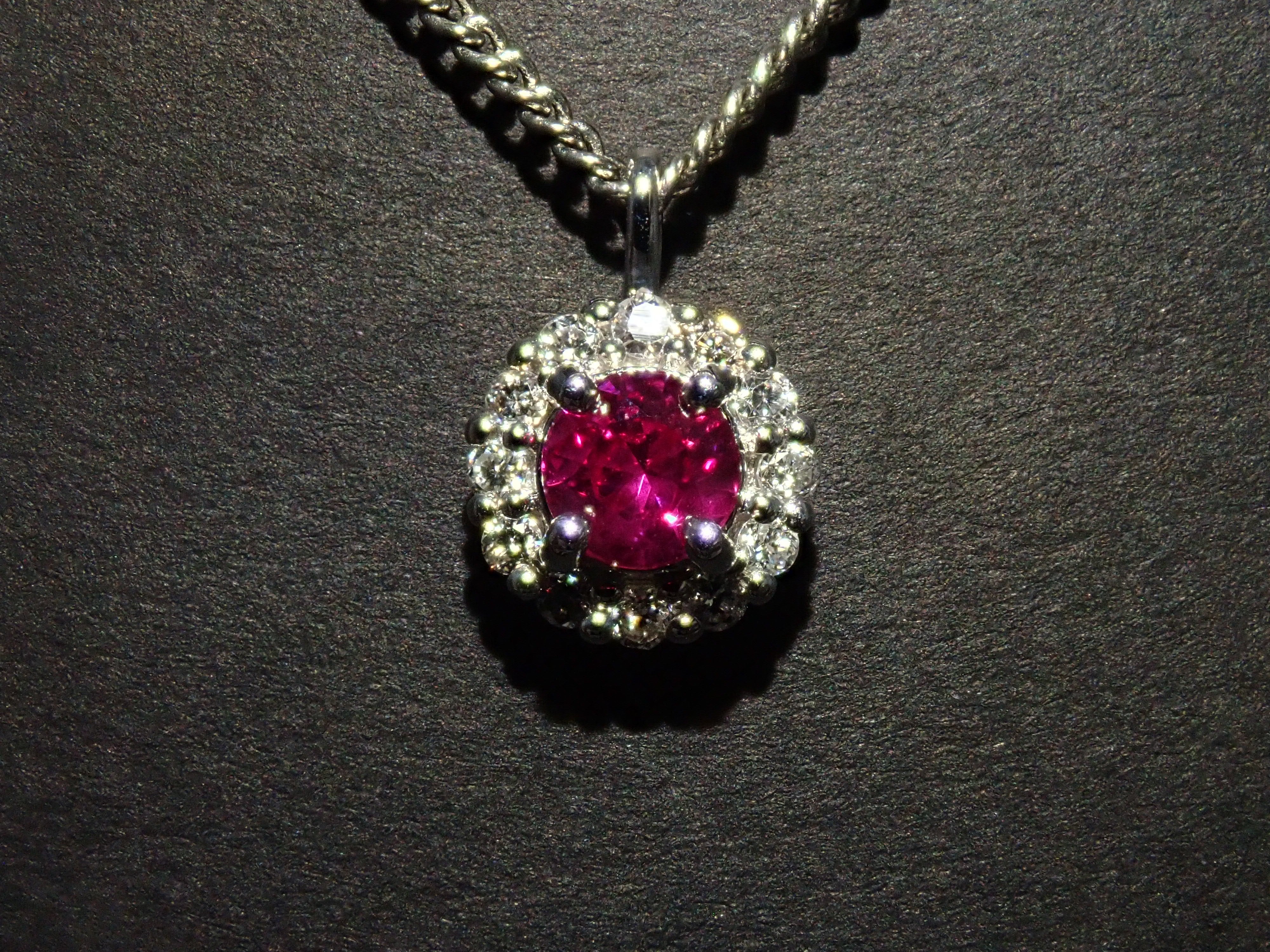 【抽選販売0812_05】Pt900 モザンビーク産ルビー 4mm/0.3ct ・ダイヤモンド0.16ctペンダントトップ（ネックレストップ）鑑別書