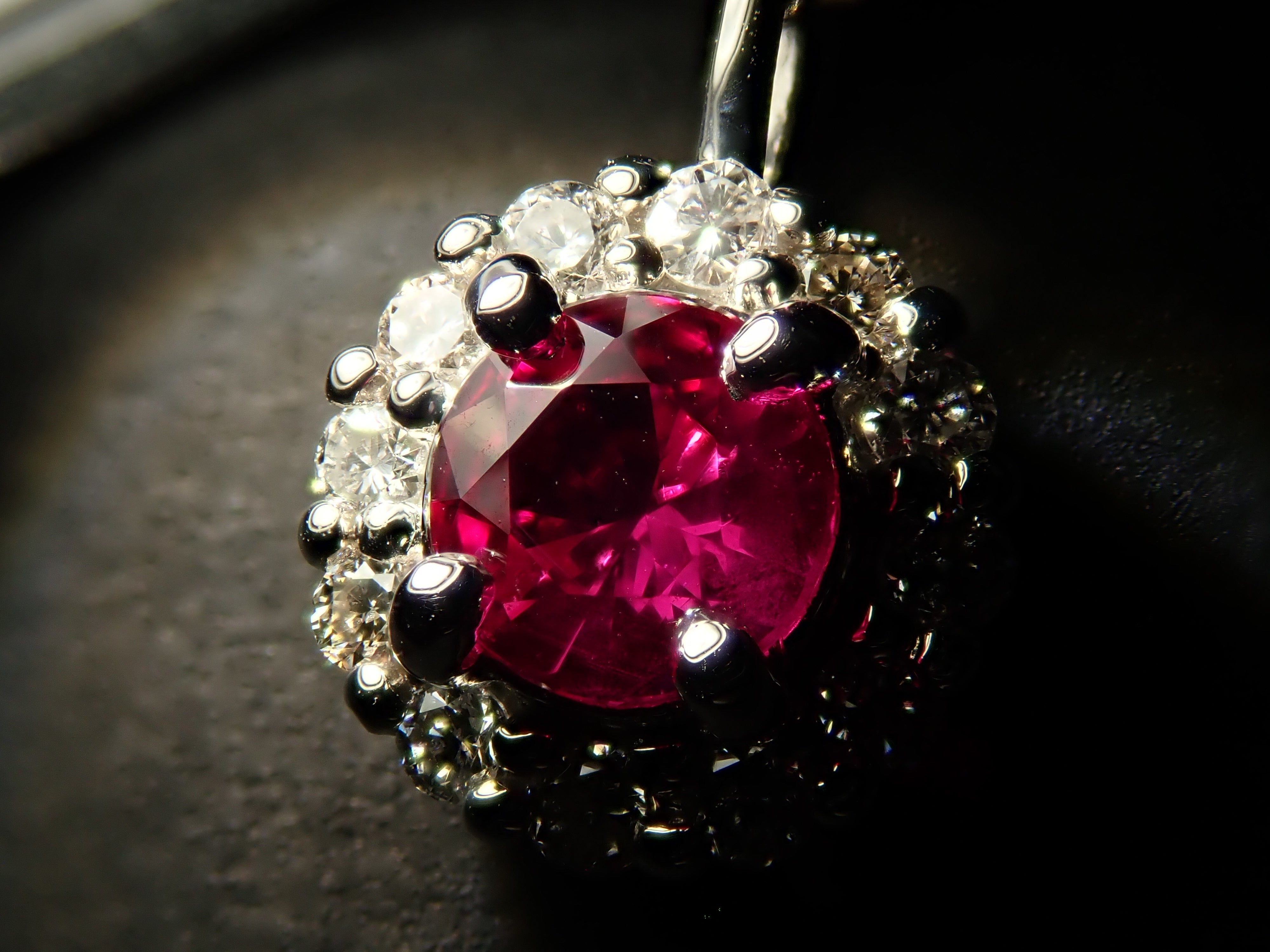【抽選販売0812_05】Pt900 モザンビーク産ルビー 4mm/0.3ct ・ダイヤモンド0.16ctペンダントトップ（ネックレストップ）鑑別書