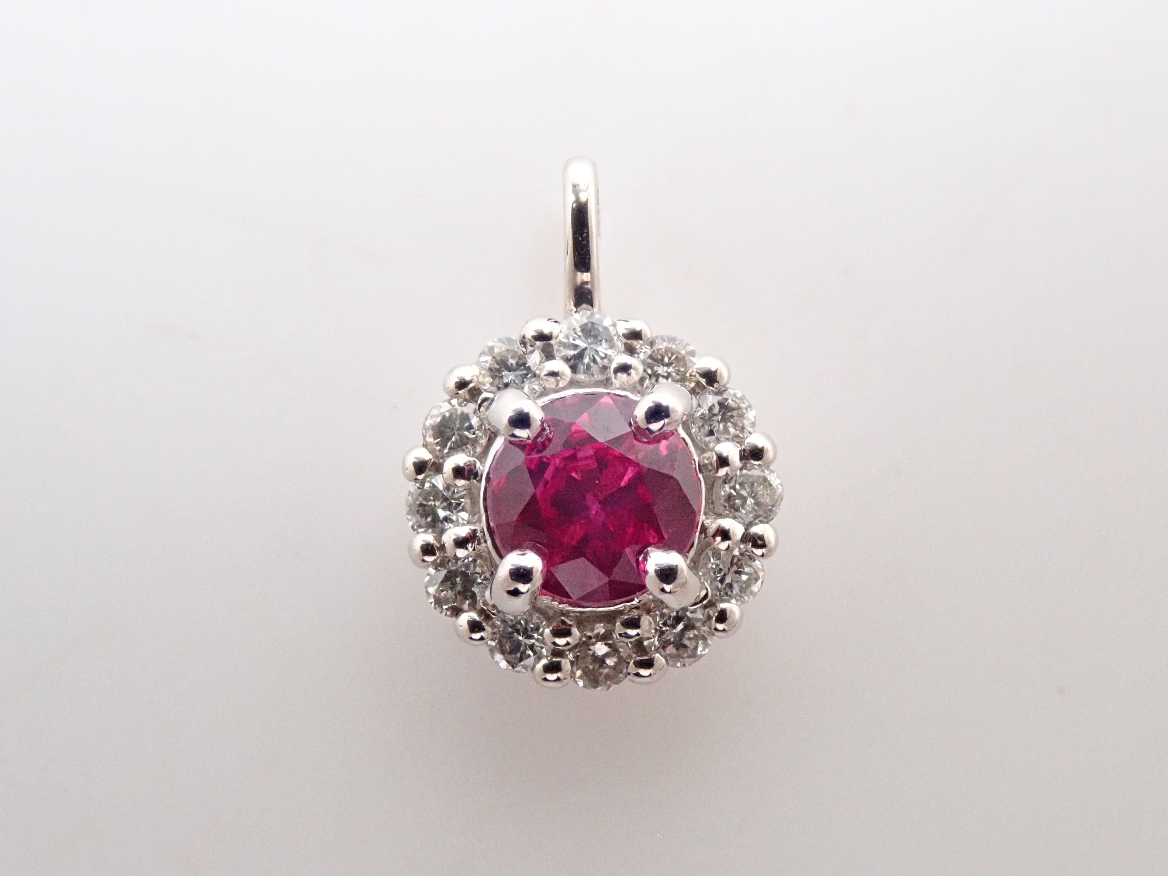 【抽選販売0812_05】Pt900 モザンビーク産ルビー 4mm/0.3ct ・ダイヤモンド0.16ctペンダントトップ（ネックレストップ）鑑別書