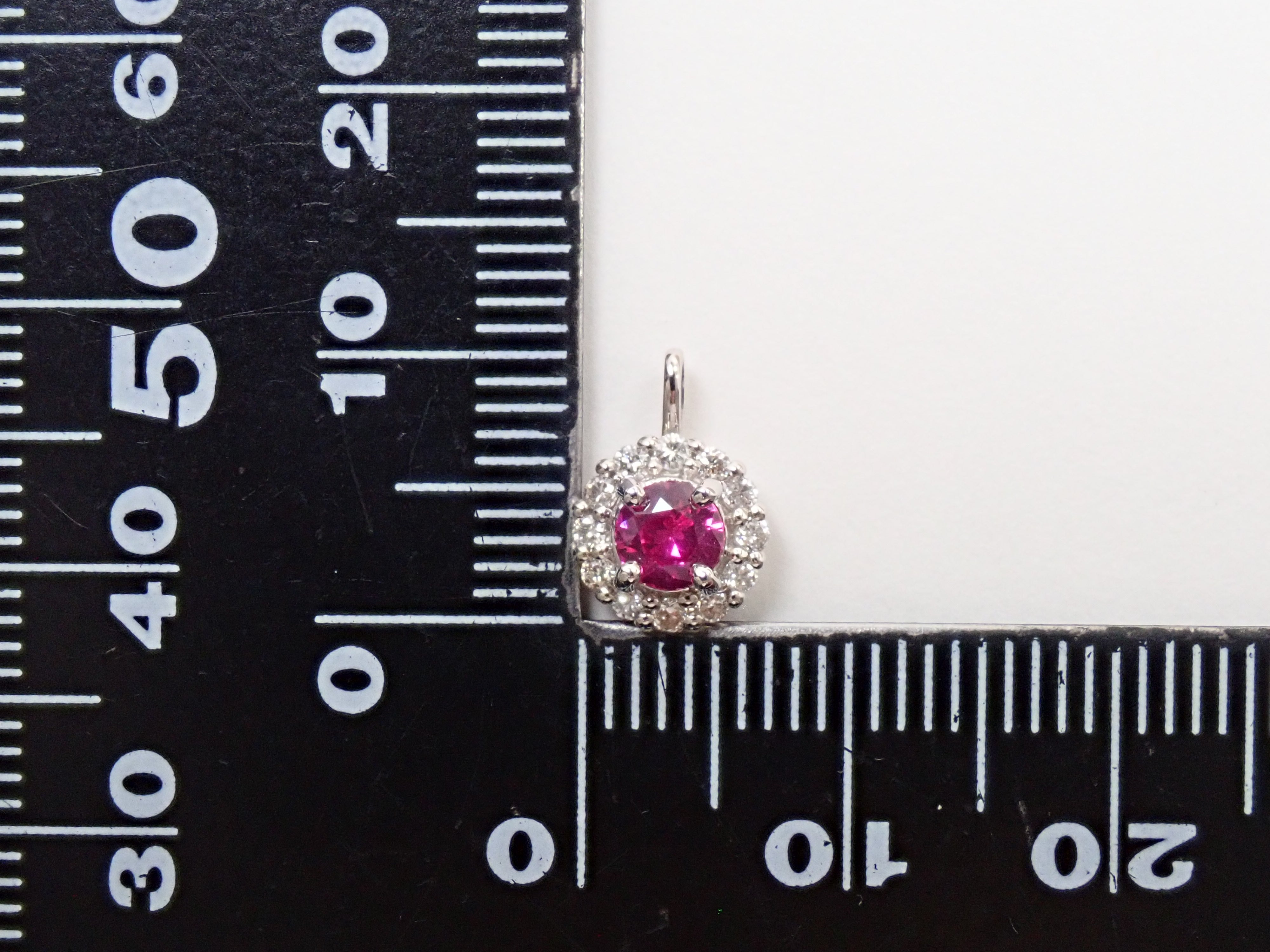 【抽選販売0812_05】Pt900 モザンビーク産ルビー 4mm/0.3ct ・ダイヤモンド0.16ctペンダントトップ（ネックレストップ）鑑別書