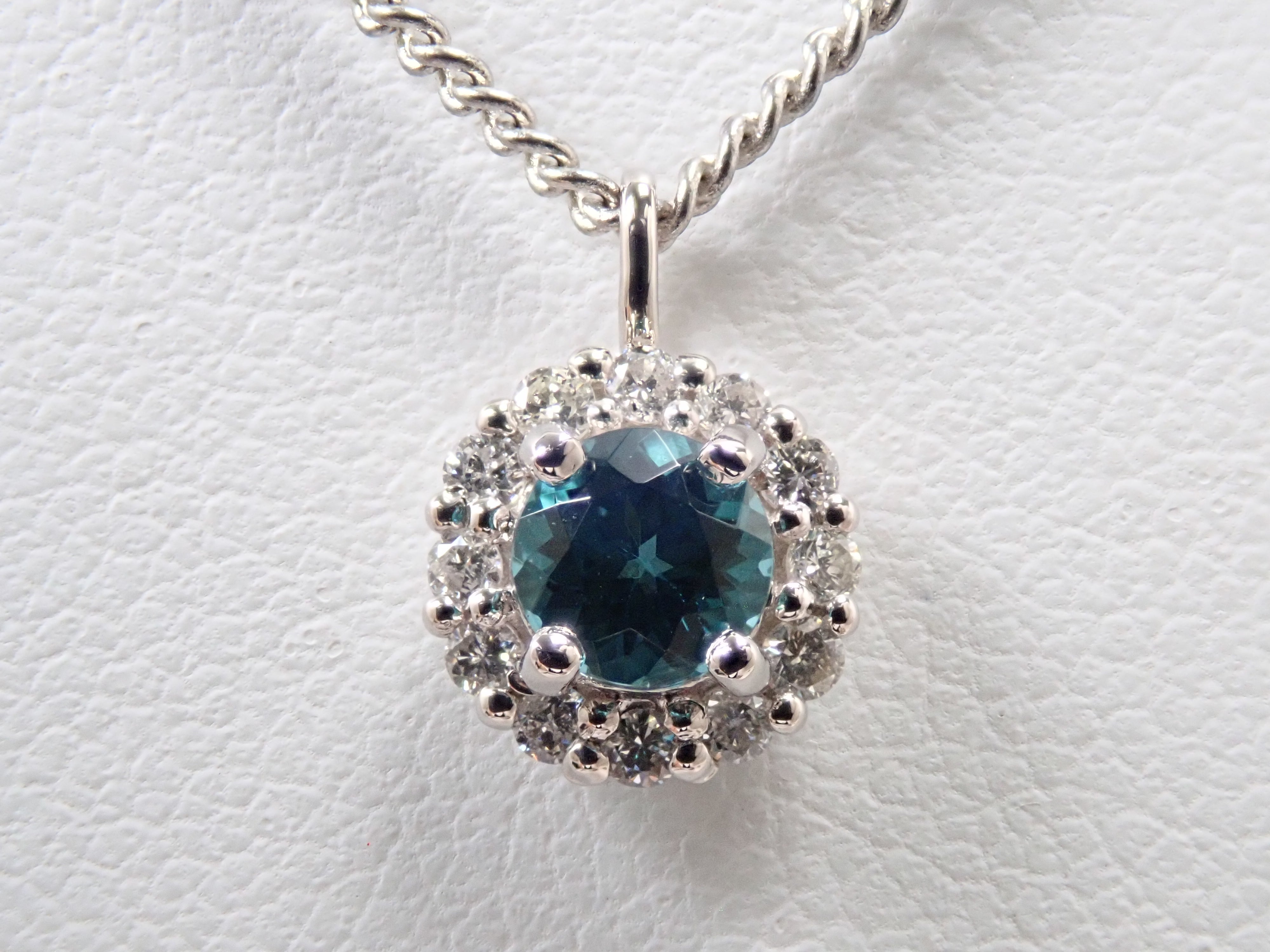 【抽選販売0812_04】Pt900 ブラジル産シーフォームトルマリン 4mm/0.32ct ・ダイヤモンド0.16ctペンダントトップ（ネックレストップ）鑑別書