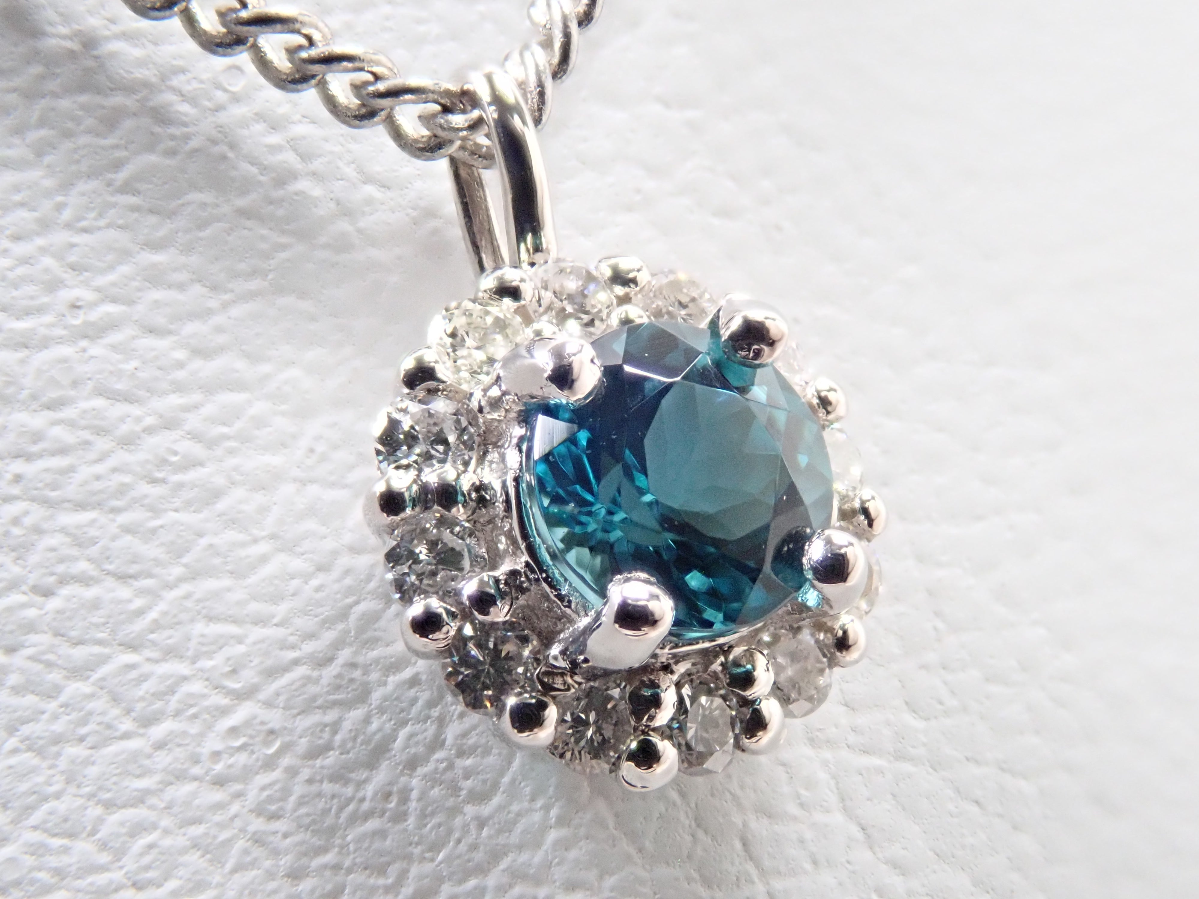 【抽選販売0812_04】Pt900 ブラジル産シーフォームトルマリン 4mm/0.32ct ・ダイヤモンド0.16ctペンダントトップ（ネックレストップ）鑑別書