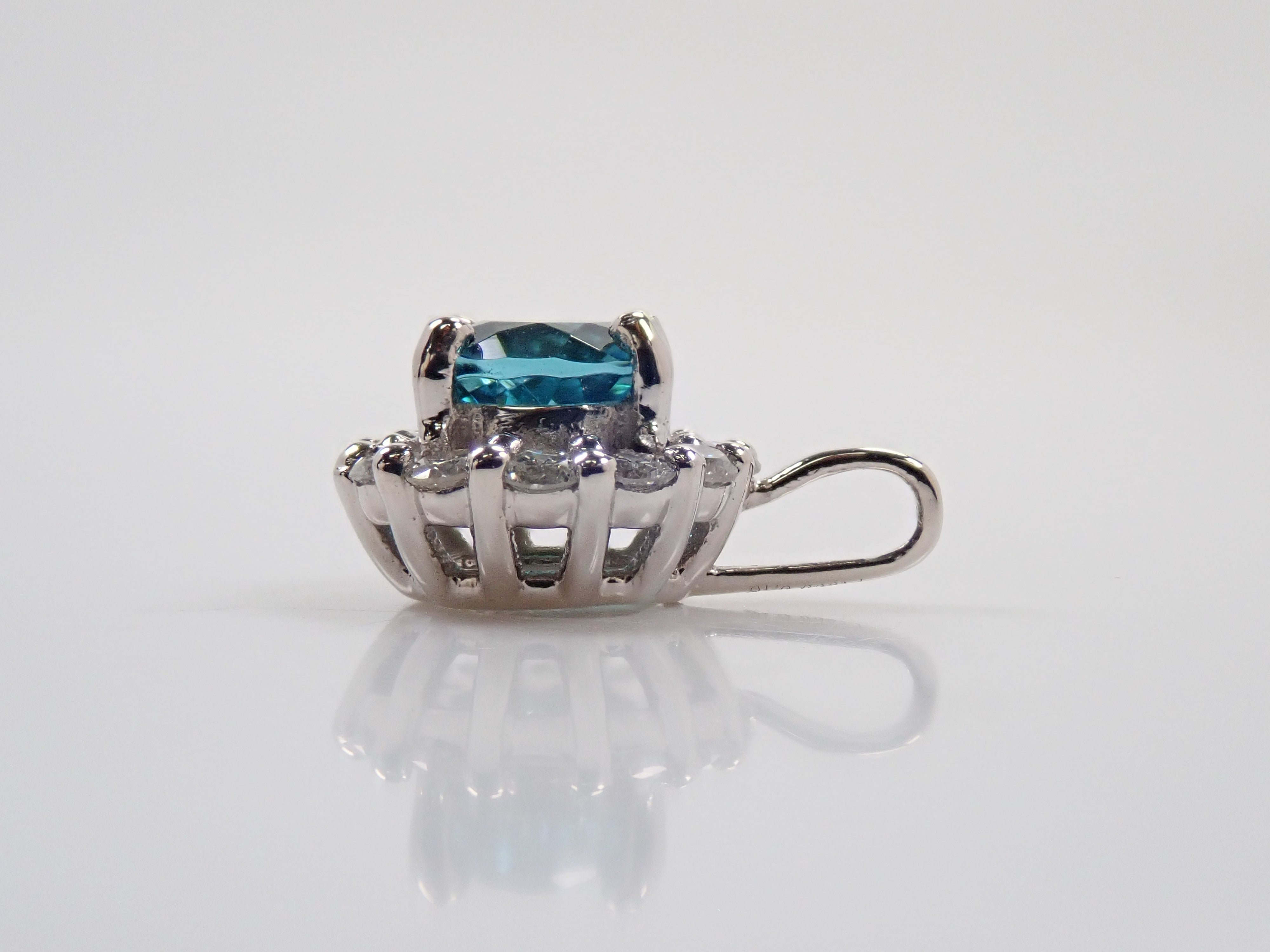 【抽選販売0812_04】Pt900 ブラジル産シーフォームトルマリン 4mm/0.32ct ・ダイヤモンド0.16ctペンダントトップ（ネックレストップ）鑑別書