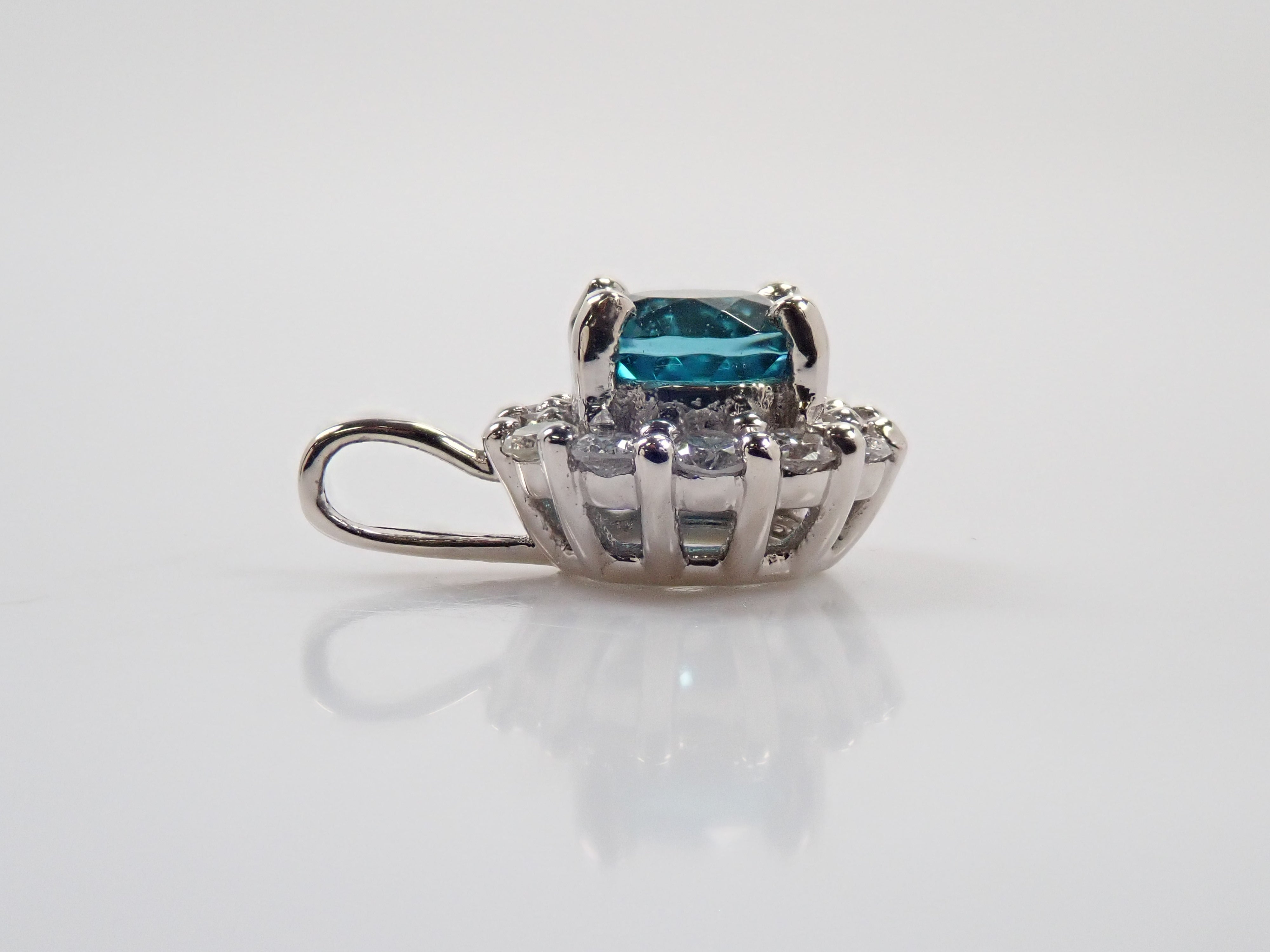 【抽選販売0812_04】Pt900 ブラジル産シーフォームトルマリン 4mm/0.32ct ・ダイヤモンド0.16ctペンダントトップ（ネックレストップ）鑑別書