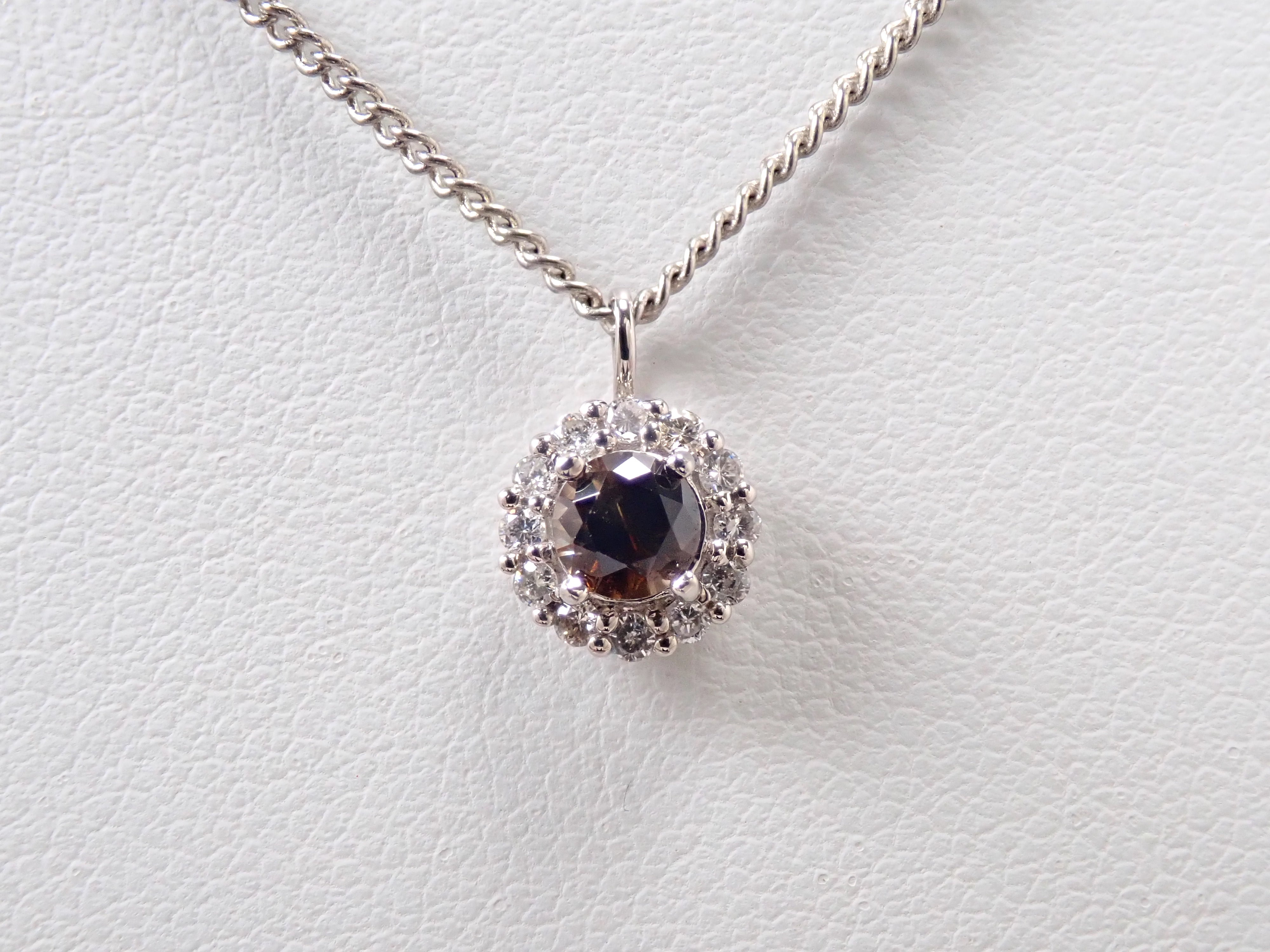 【抽選販売0812_03】Pt900 中国・雲南省産キャシテライト 4mm/0.57ct ・ダイヤモンド0.16ctペンダントトップ（ネックレストップ）鑑別書