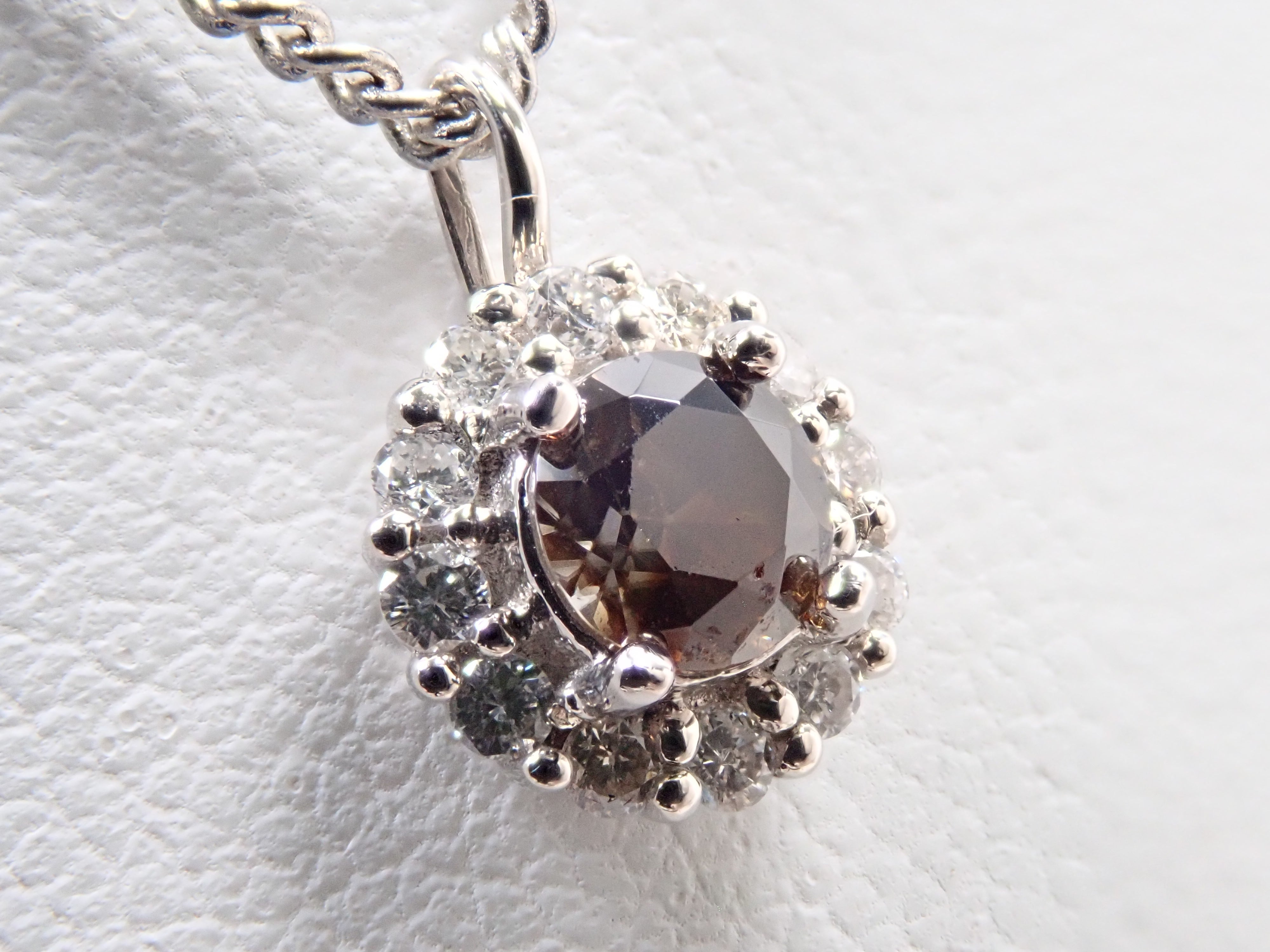【抽選販売0812_03】Pt900 中国・雲南省産キャシテライト 4mm/0.57ct ・ダイヤモンド0.16ctペンダントトップ（ネックレストップ）鑑別書