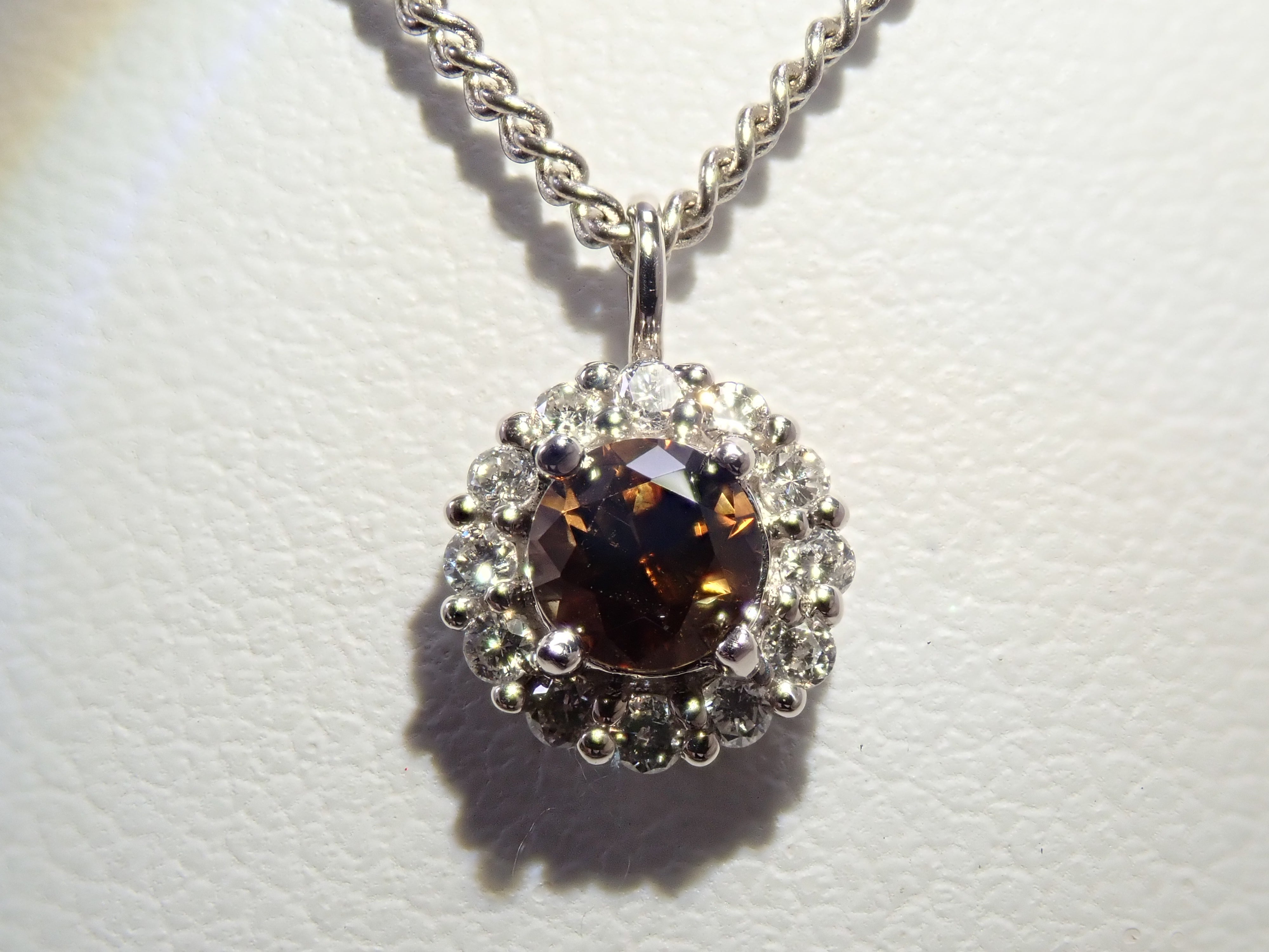 【抽選販売0812_03】Pt900 中国・雲南省産キャシテライト 4mm/0.57ct ・ダイヤモンド0.16ctペンダントトップ（ネックレストップ）鑑別書