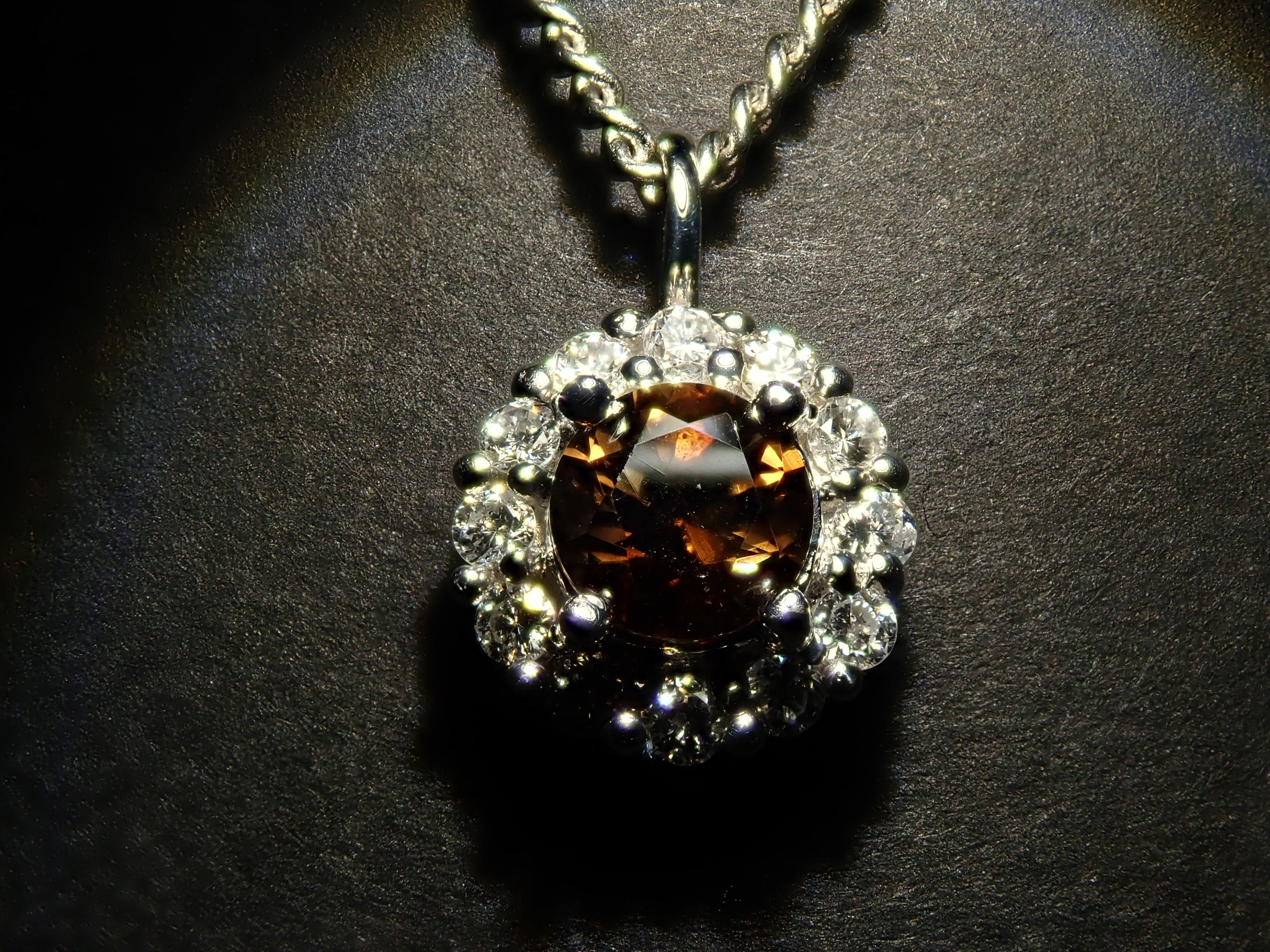 【抽選販売0812_03】Pt900 中国・雲南省産キャシテライト 4mm/0.57ct ・ダイヤモンド0.16ctペンダントトップ（ネックレストップ）鑑別書