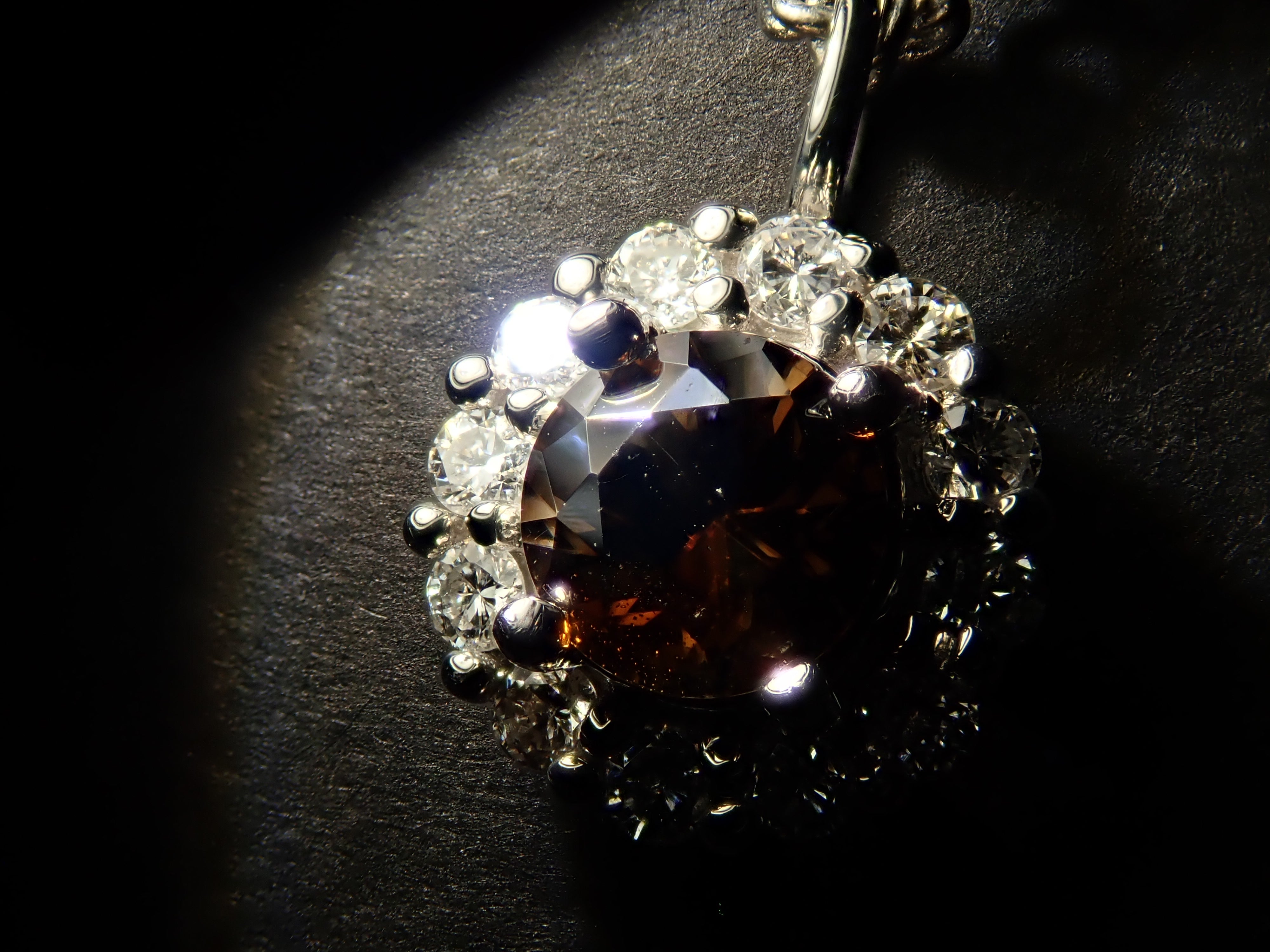 【抽選販売0812_03】Pt900 中国・雲南省産キャシテライト 4mm/0.57ct ・ダイヤモンド0.16ctペンダントトップ（ネックレストップ）鑑別書