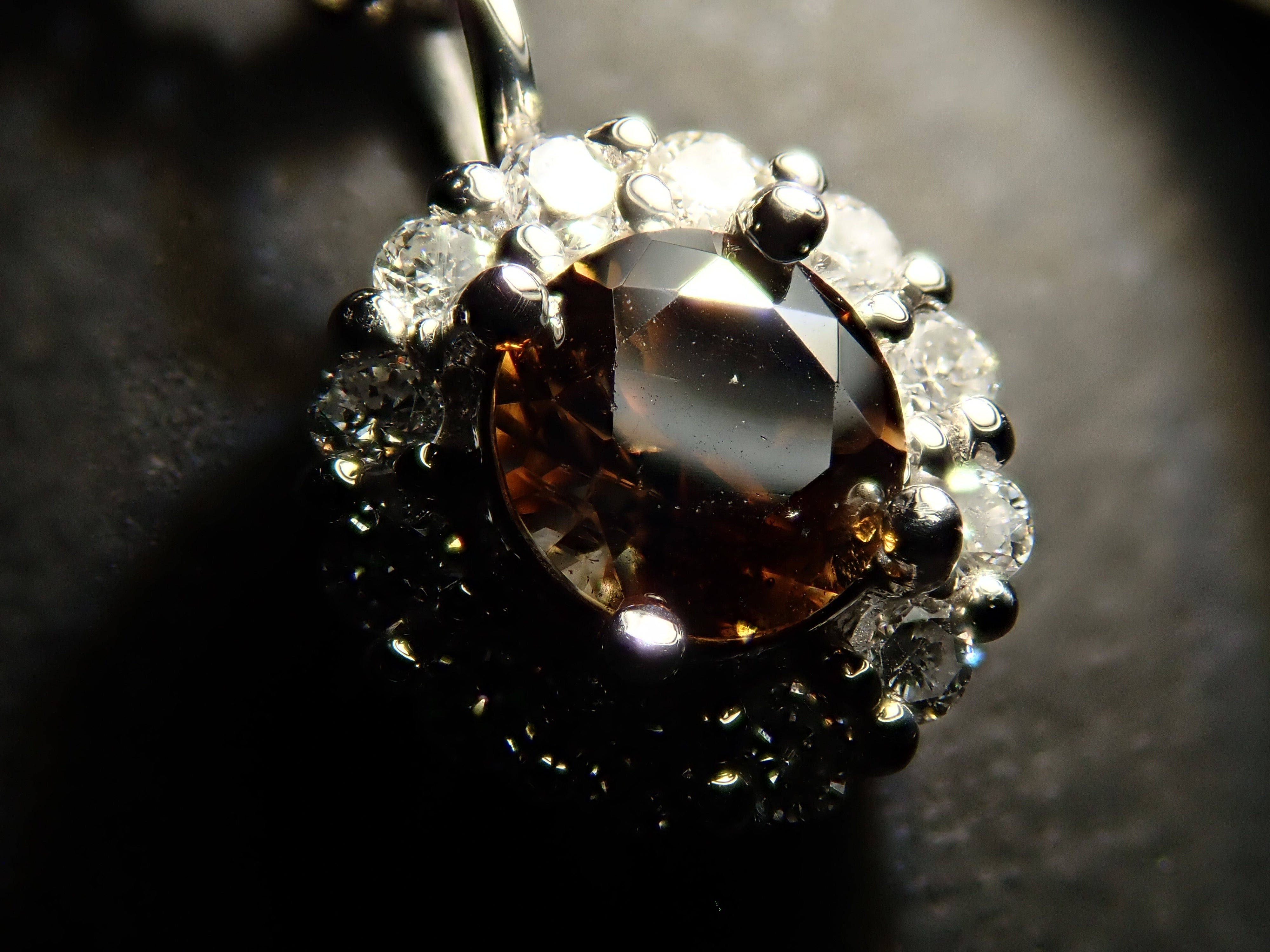 【抽選販売0812_03】Pt900 中国・雲南省産キャシテライト 4mm/0.57ct ・ダイヤモンド0.16ctペンダントトップ（ネックレストップ）鑑別書