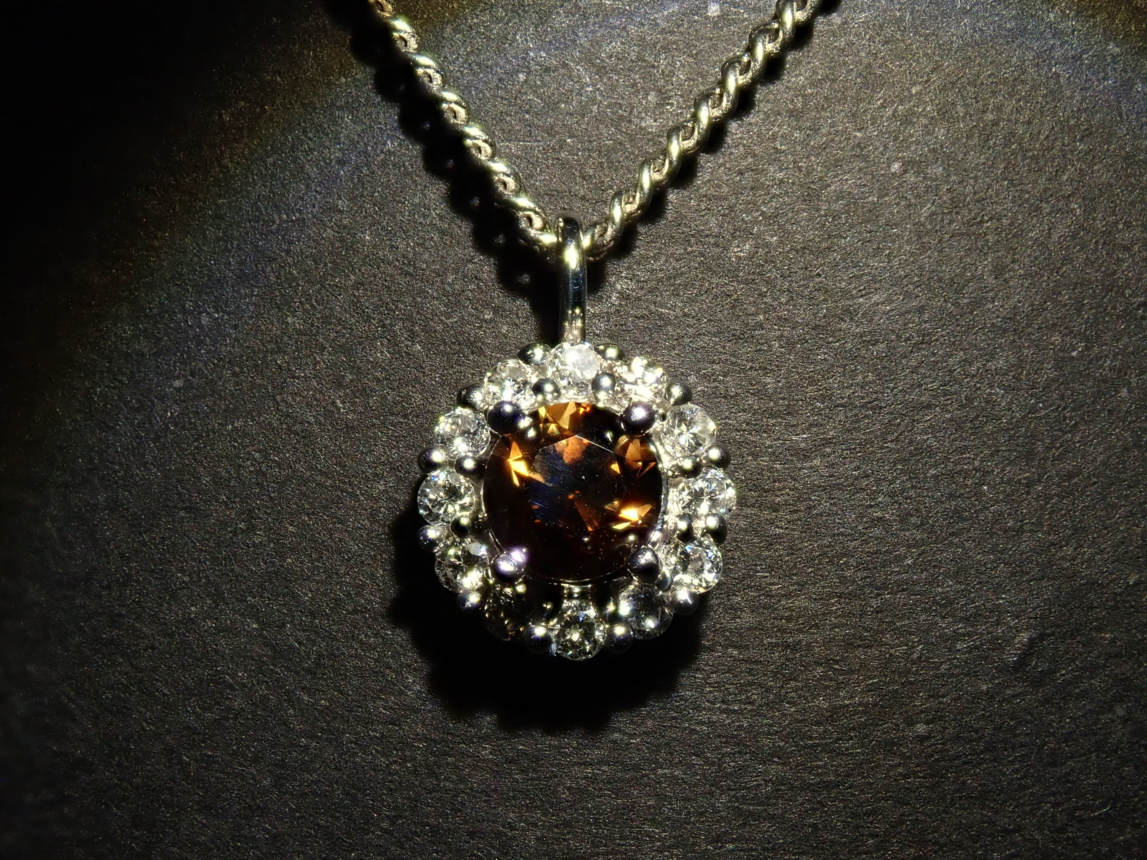 【抽選販売0812_03】Pt900 中国・雲南省産キャシテライト 4mm/0.57ct ・ダイヤモンド0.16ctペンダントトップ（ネックレストップ）鑑別書