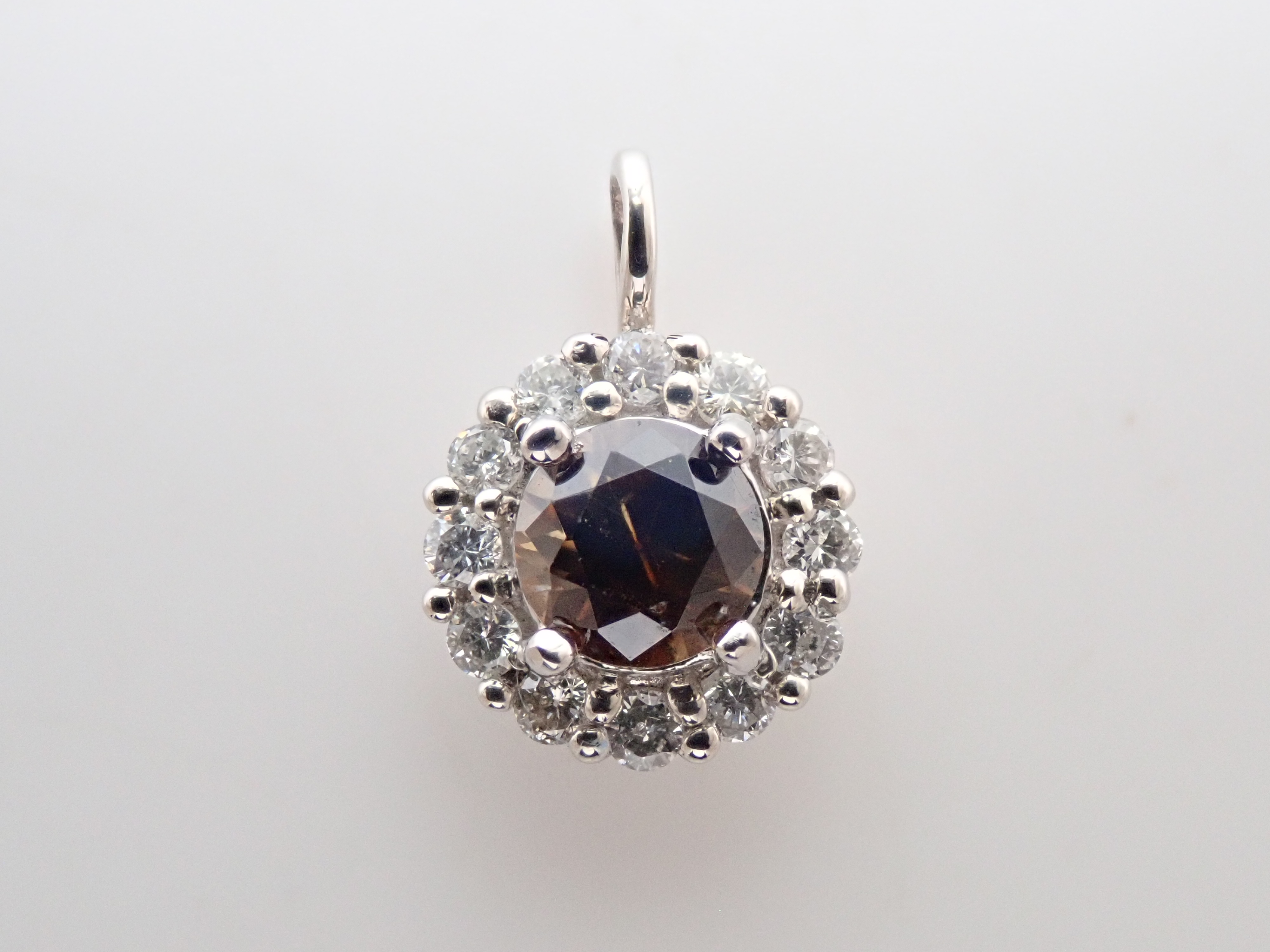 【抽選販売0812_03】Pt900 中国・雲南省産キャシテライト 4mm/0.57ct ・ダイヤモンド0.16ctペンダントトップ（ネックレストップ）鑑別書