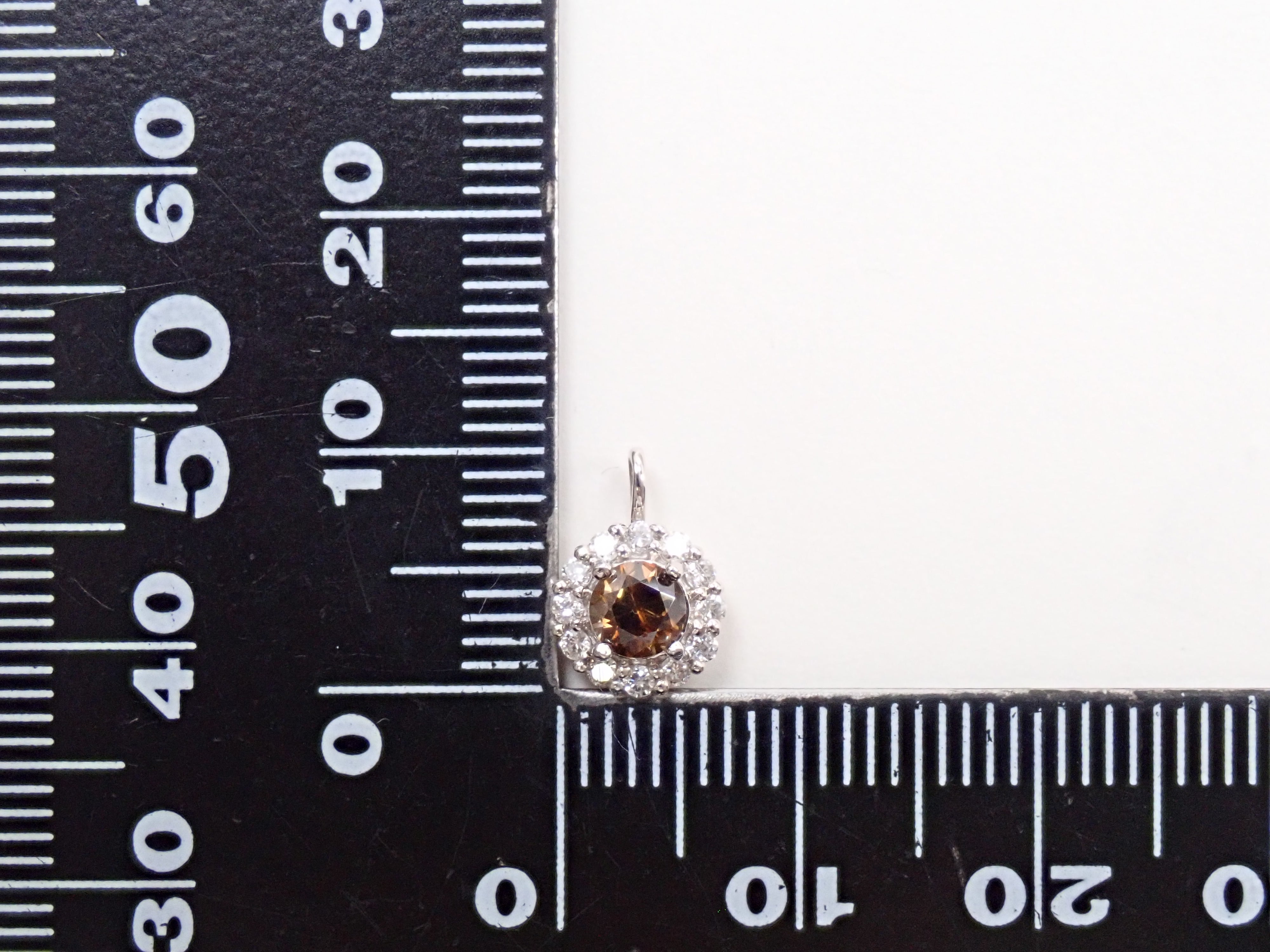 【抽選販売0812_03】Pt900 中国・雲南省産キャシテライト 4mm/0.57ct ・ダイヤモンド0.16ctペンダントトップ（ネックレストップ）鑑別書