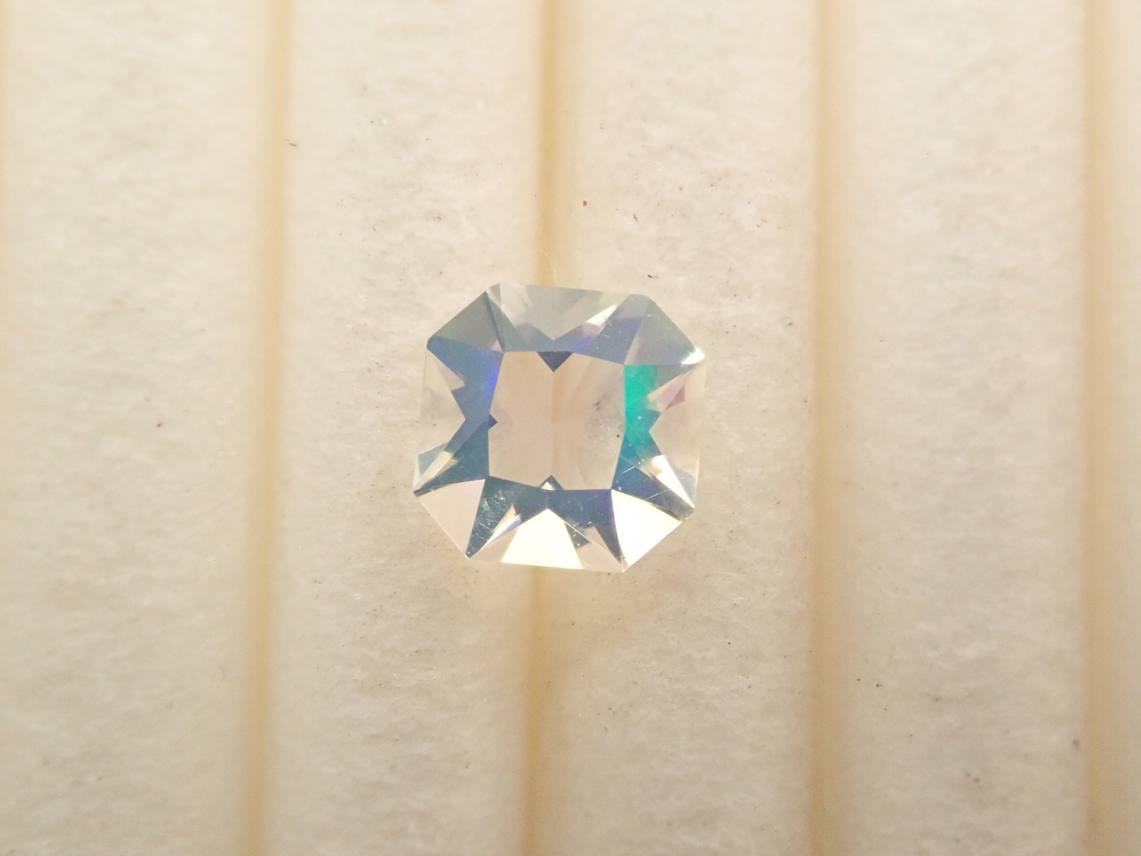 【12560182掲載】メキシコ産ウォーターオパール（ファセットカット） 0.210ctルース