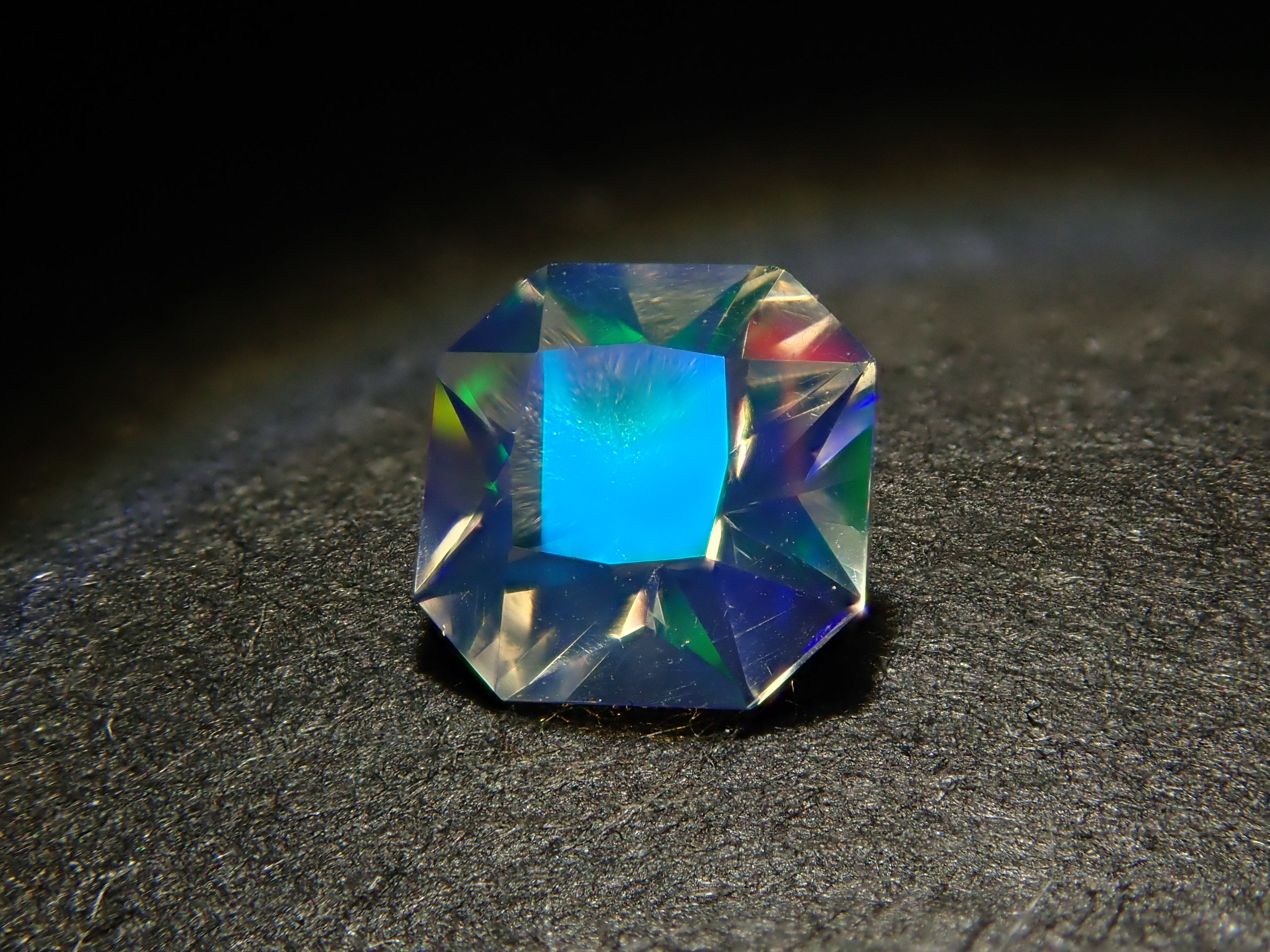 【12560182掲載】メキシコ産ウォーターオパール（ファセットカット） 0.210ctルース