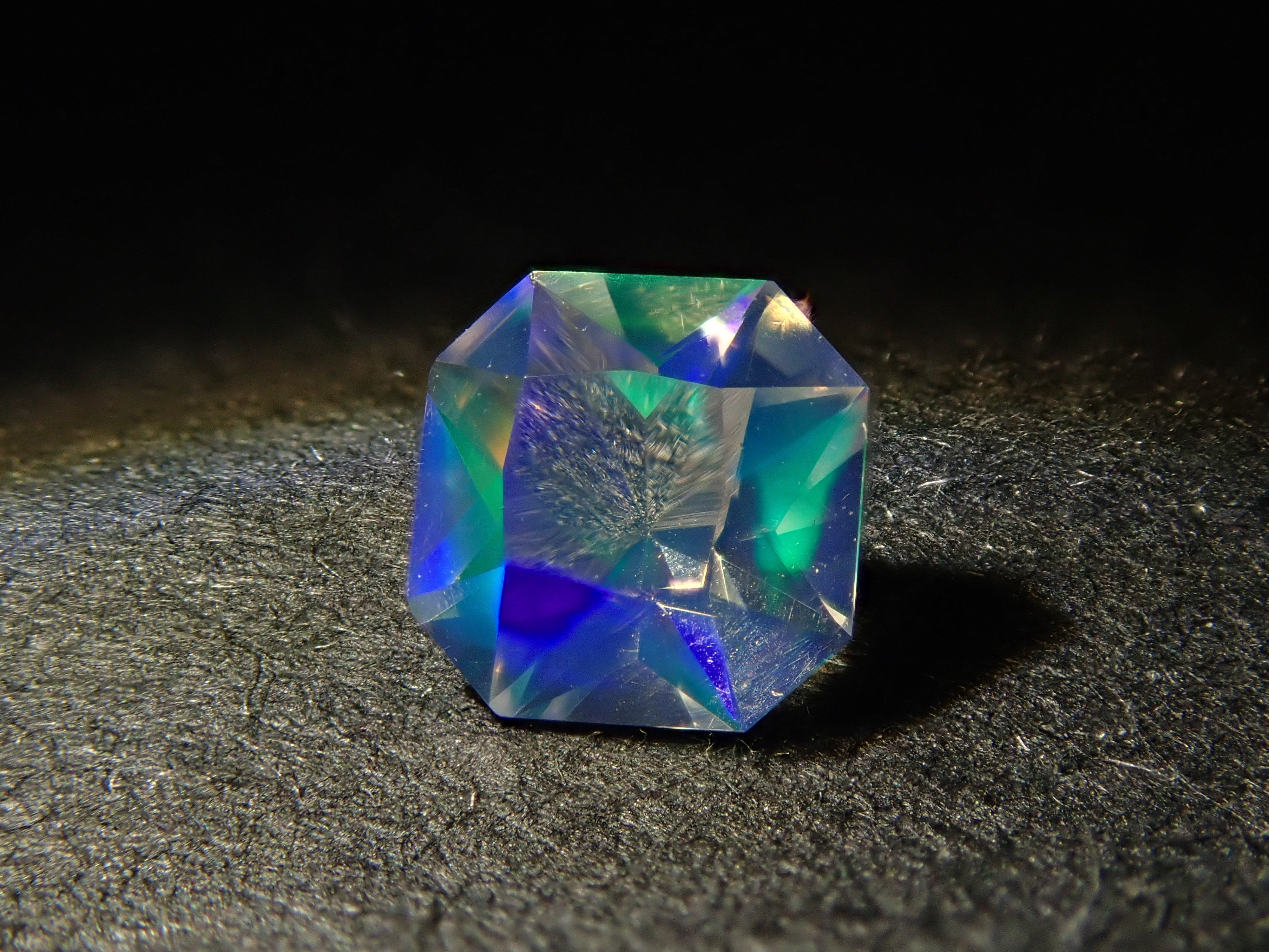 【12560182掲載】メキシコ産ウォーターオパール（ファセットカット） 0.210ctルース