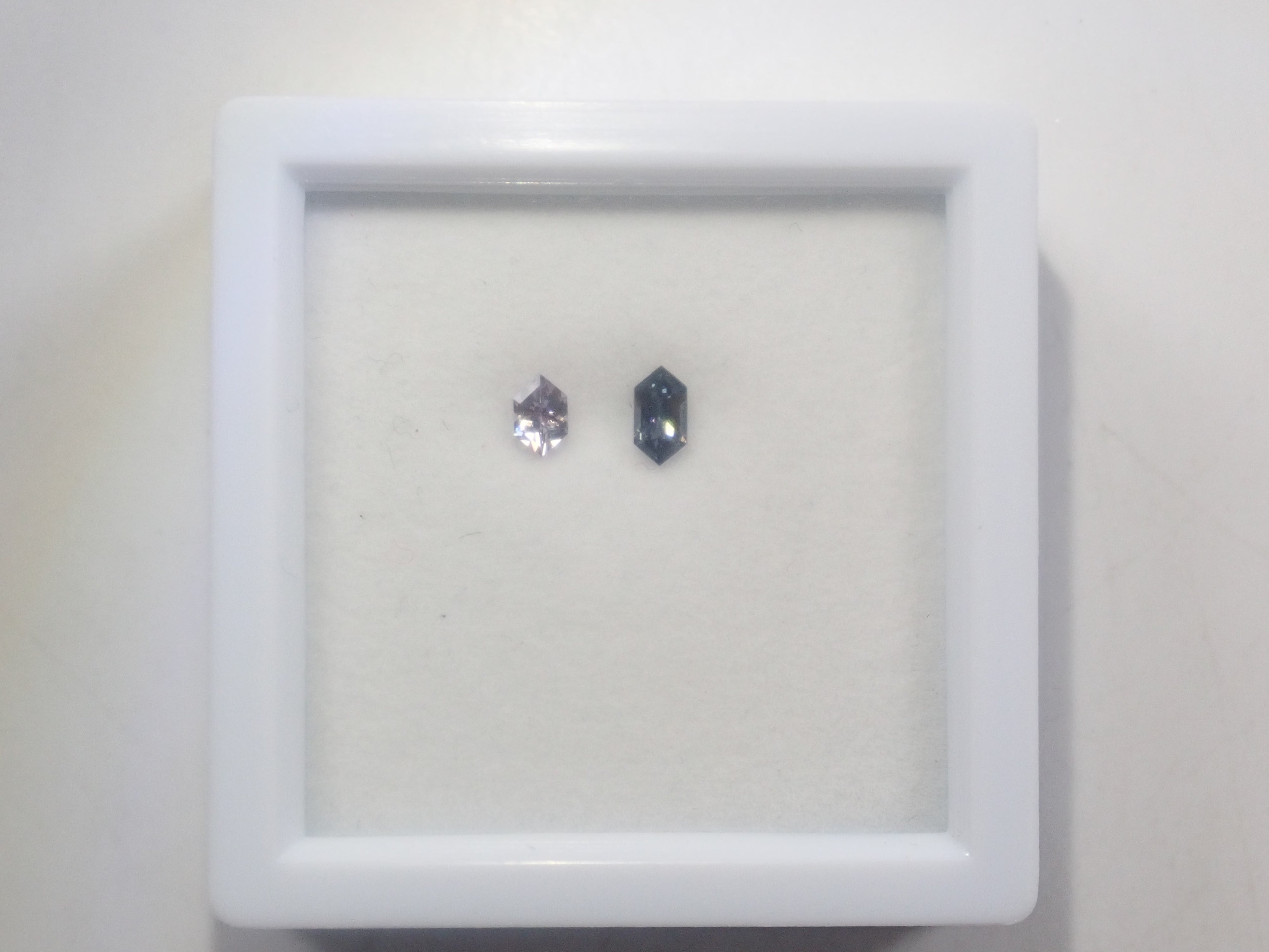 [6/ 10 PM JST Release] 《Limited to 11 Stones》Bicolor Gemstone Gacha featuring Paraiba Tourmaline and Euclase 《Bulk Purchase Discount Available》