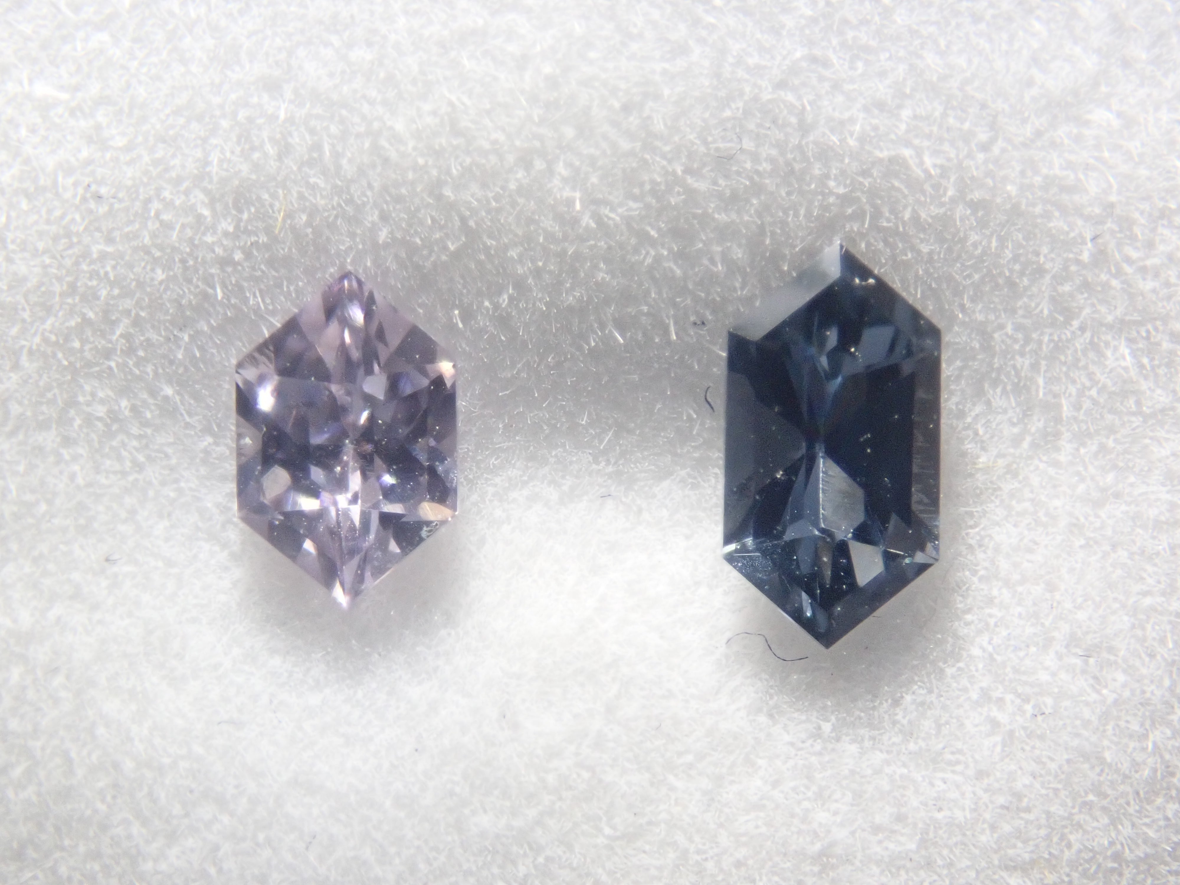 [6/ 10 PM JST Release] 《Limited to 11 Stones》Bicolor Gemstone Gacha featuring Paraiba Tourmaline and Euclase 《Bulk Purchase Discount Available》